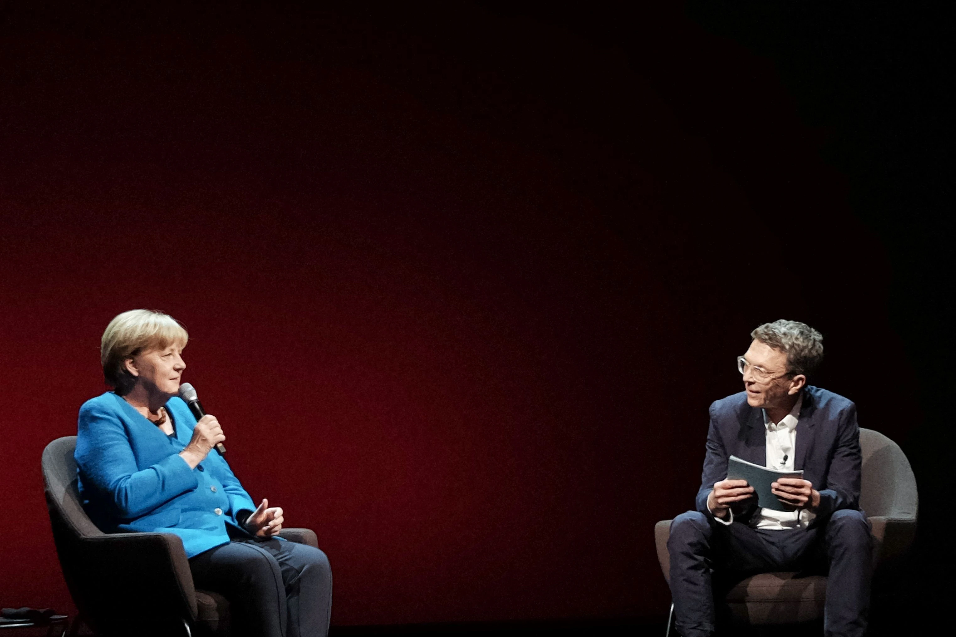 Bundeskanzlerin a. D. Angela Merkel im Gespräch mit Alexander Osang im Berliner Ensamble.