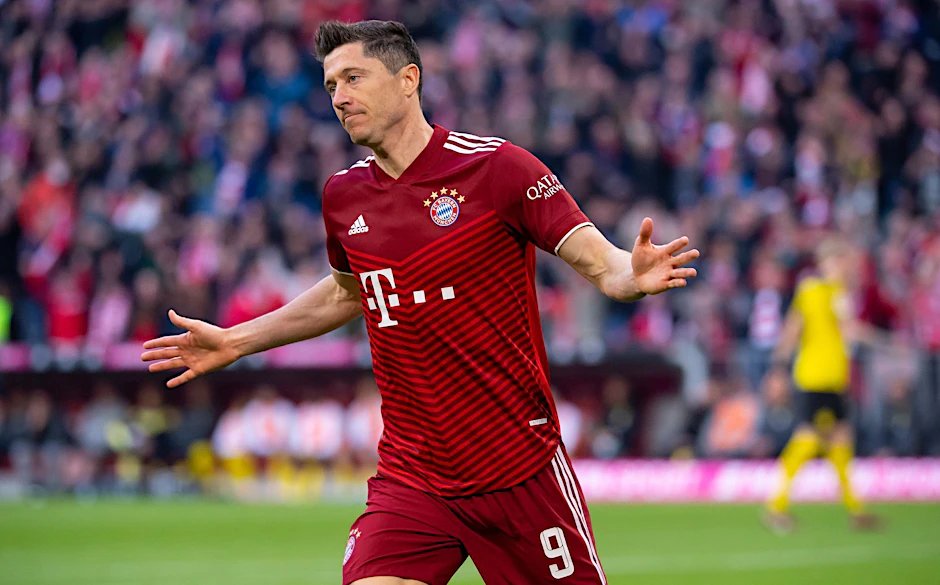 ARCHIV - Robert Lewandowski steht noch beim FC Bayern unter Vertrag.   - WICHTIGER HINWEIS: Gemäß den Vorgaben der DFL Deutsche Fußball Liga bzw. des DFB Deutscher Fußball-Bund ist es untersagt, in dem Stadion und/oder vom Spiel angefertigte Fotoaufnahmen in Form von Sequenzbildern und/oder videoähnlichen Fotostrecken zu verwerten bzw. verwerten zu lassen.