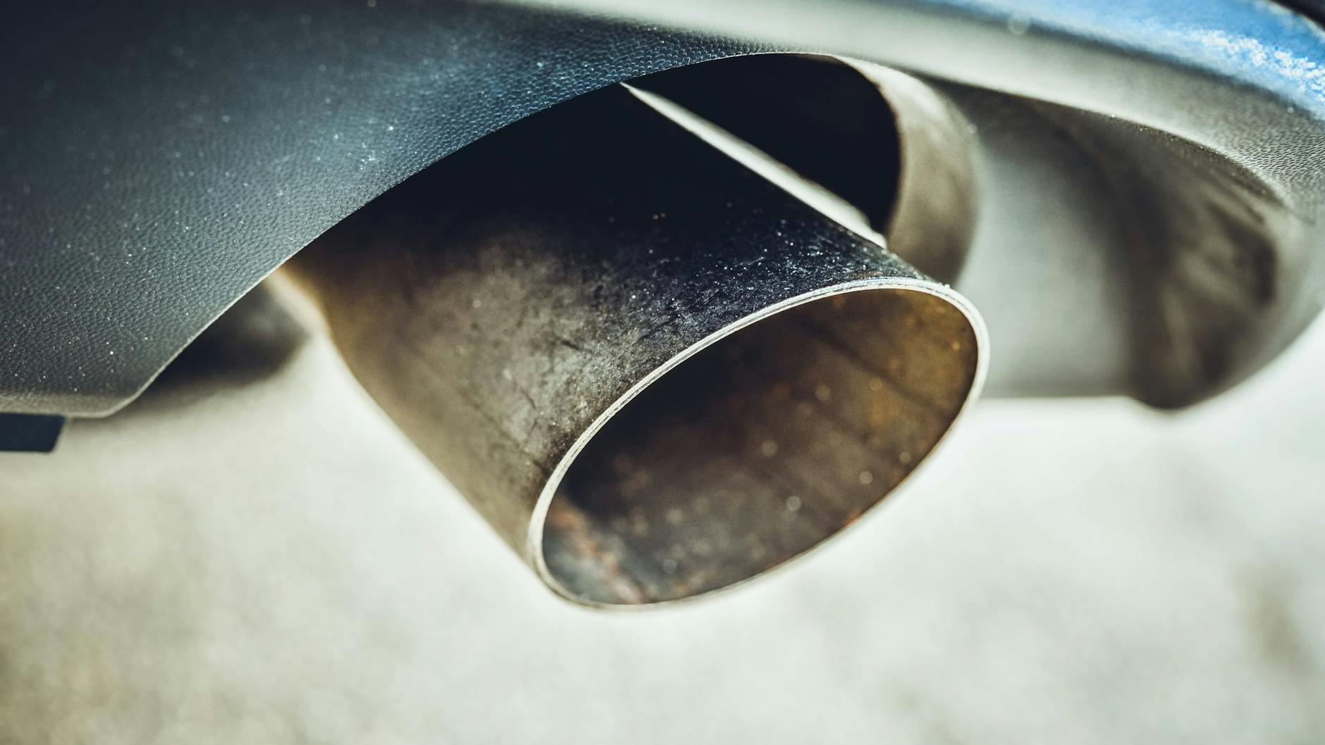Der Auspuff eines Autos