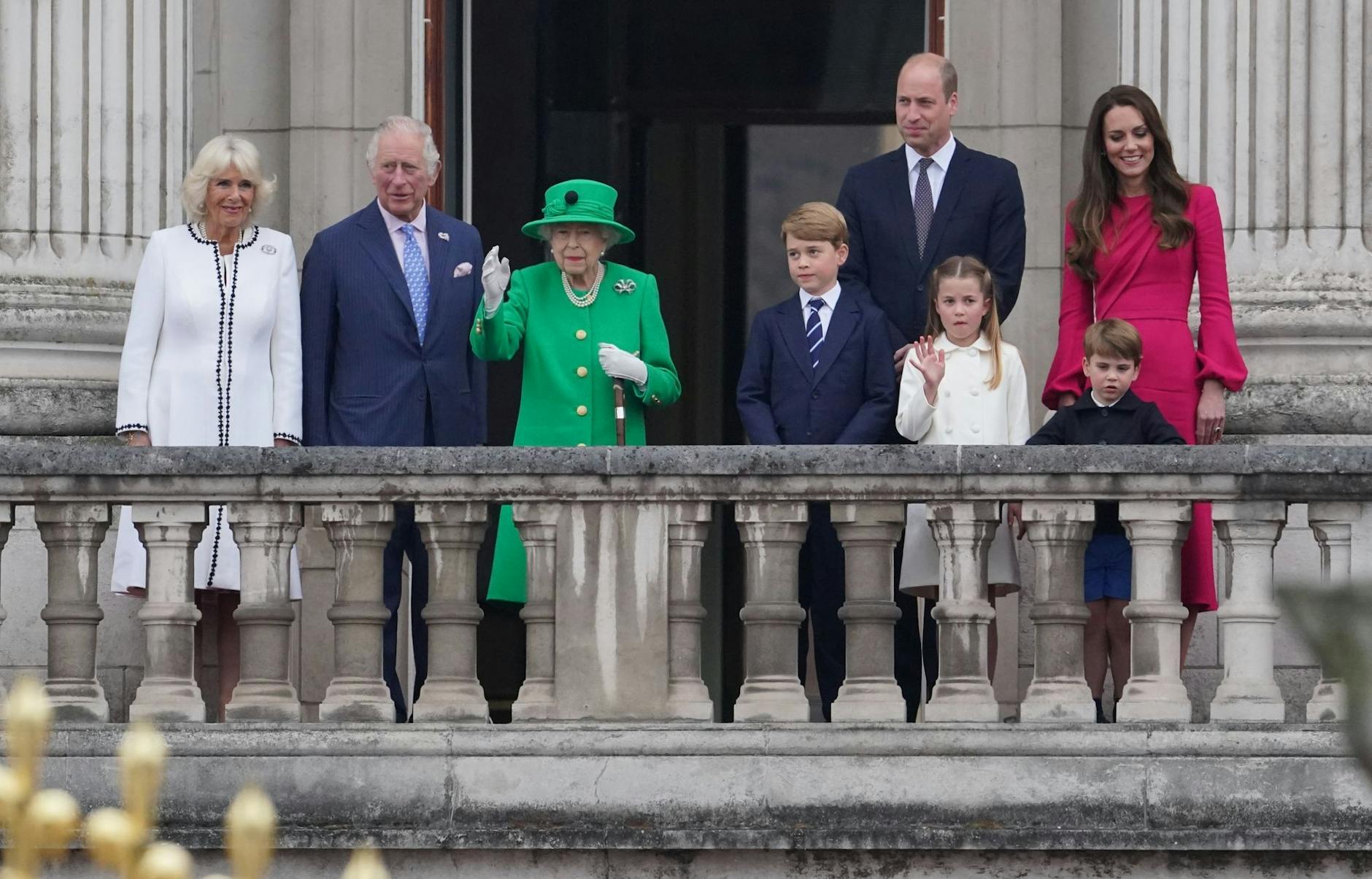Die Queen (3.v.l.) und ihre engsten Verwandten, v.l.: Herzogin Camilla, Prinz Charles, Prinz George, Prinz William, Prinzessin Charlotte, Prinz Louis und Herzogin Kate.