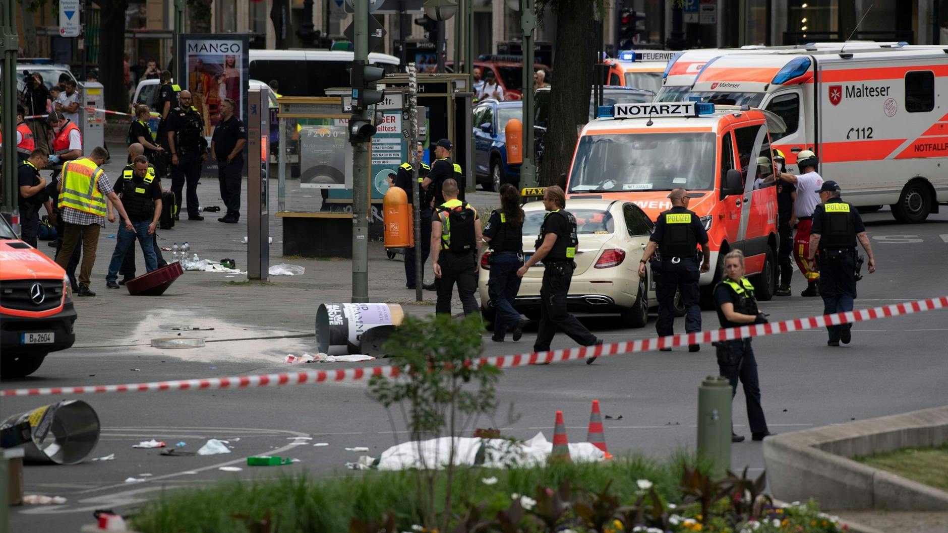 In der Nähe der Berliner Gedächtniskirche ist ein Auto in eine Menschengruppe gefahren.