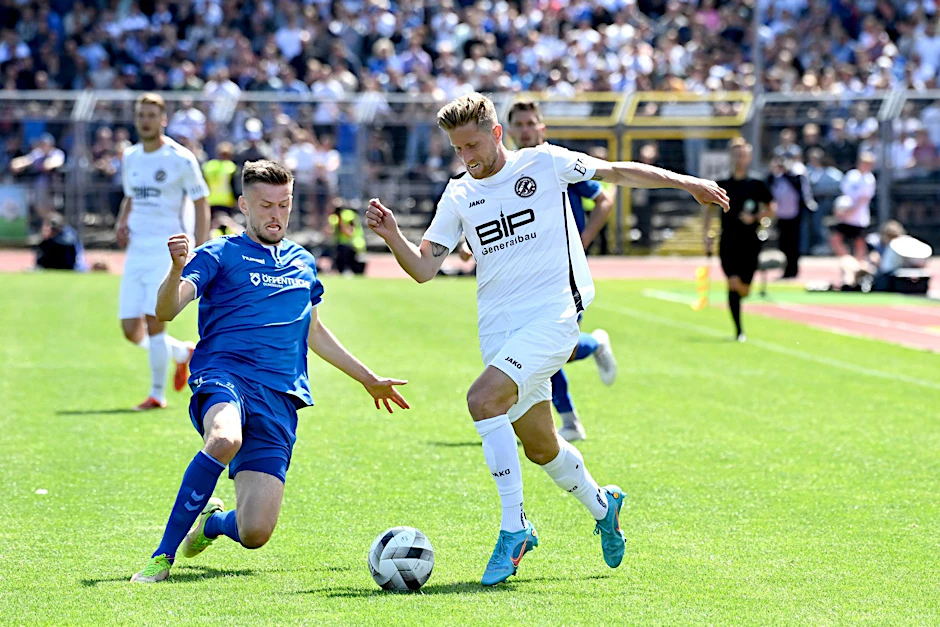Oldenburgs Dennis Engel (l) kämpft mit Berlins Sebastian Hertner um den Ball.  