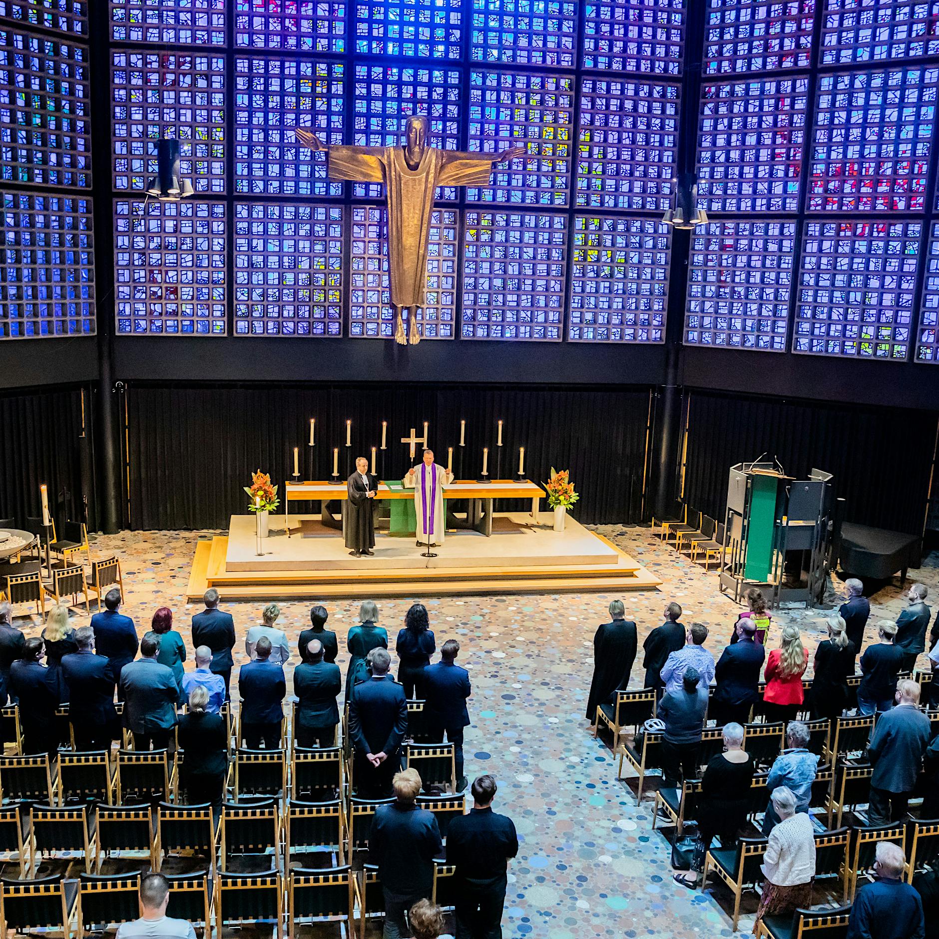 Gottesdienst in der Gedächtniskirche: Berlin gedenkt der Opfer