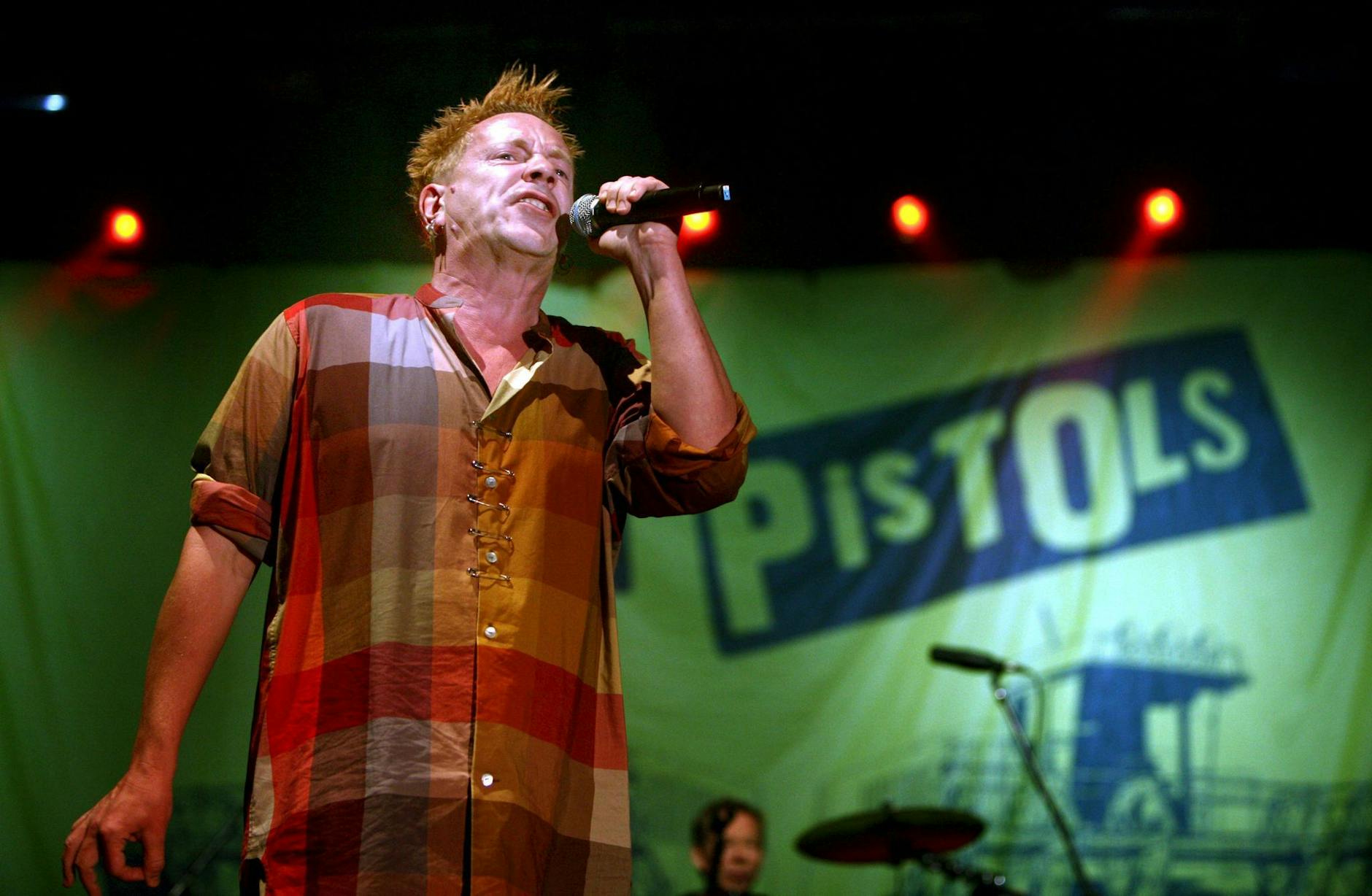 ARCHIV - John Lydon alias Johnny Rotten, Leadsänger der Sex Pistols, bei einem Konzert 2008.