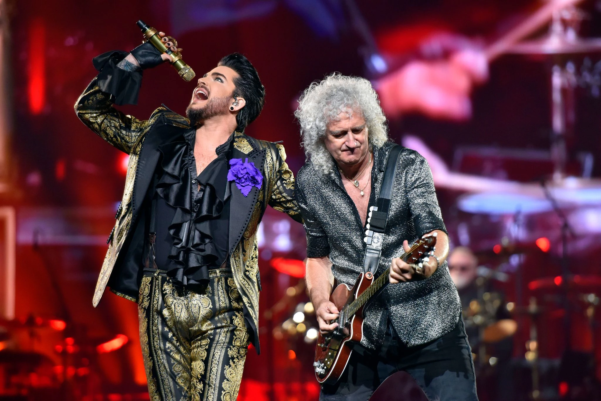 ARCHIV - Adam Lambert (l) und Brian May von Queen + Adam Lambert 2019 in Chicago.  