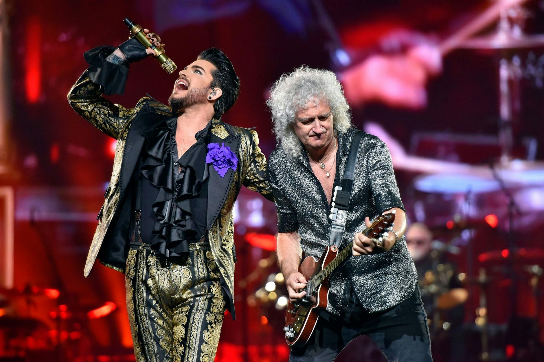 ARCHIV - Adam Lambert (l) und Brian May von Queen + Adam Lambert 2019 in Chicago.
