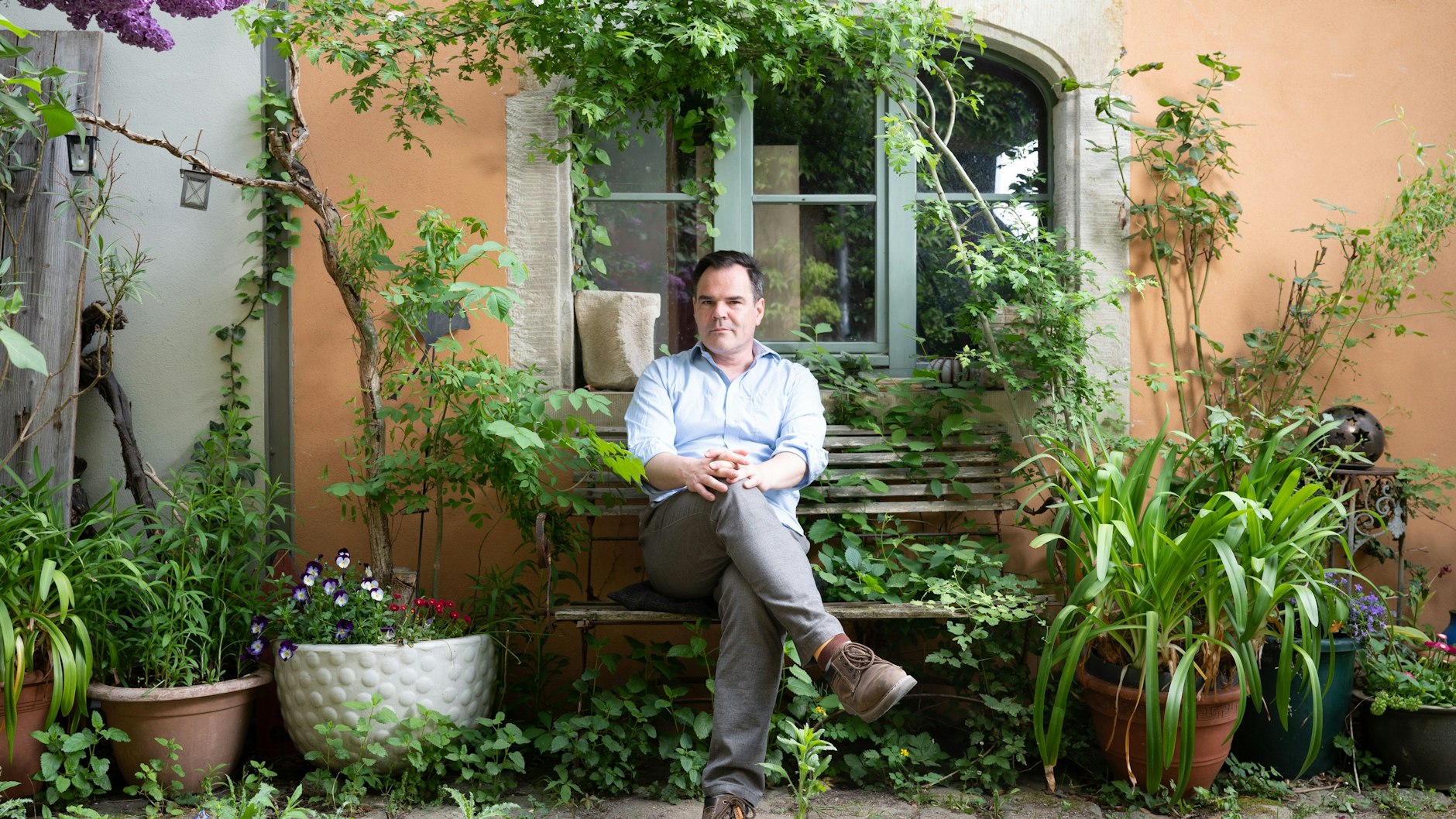 Uwe Tellkamp im Hof des Buchhaus Loschwitz.