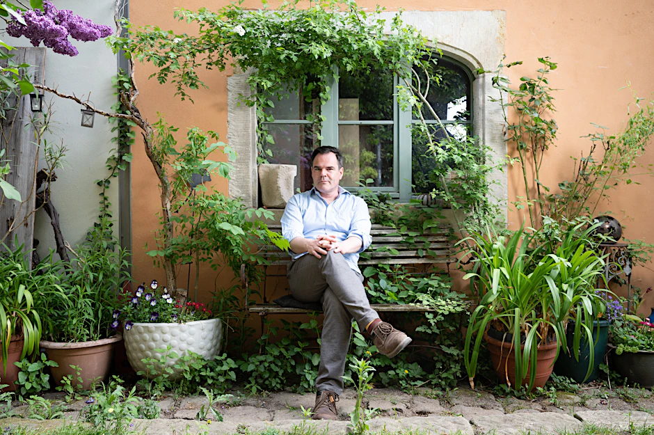 Uwe Tellkamp im Hof des Buchhaus Loschwitz.
