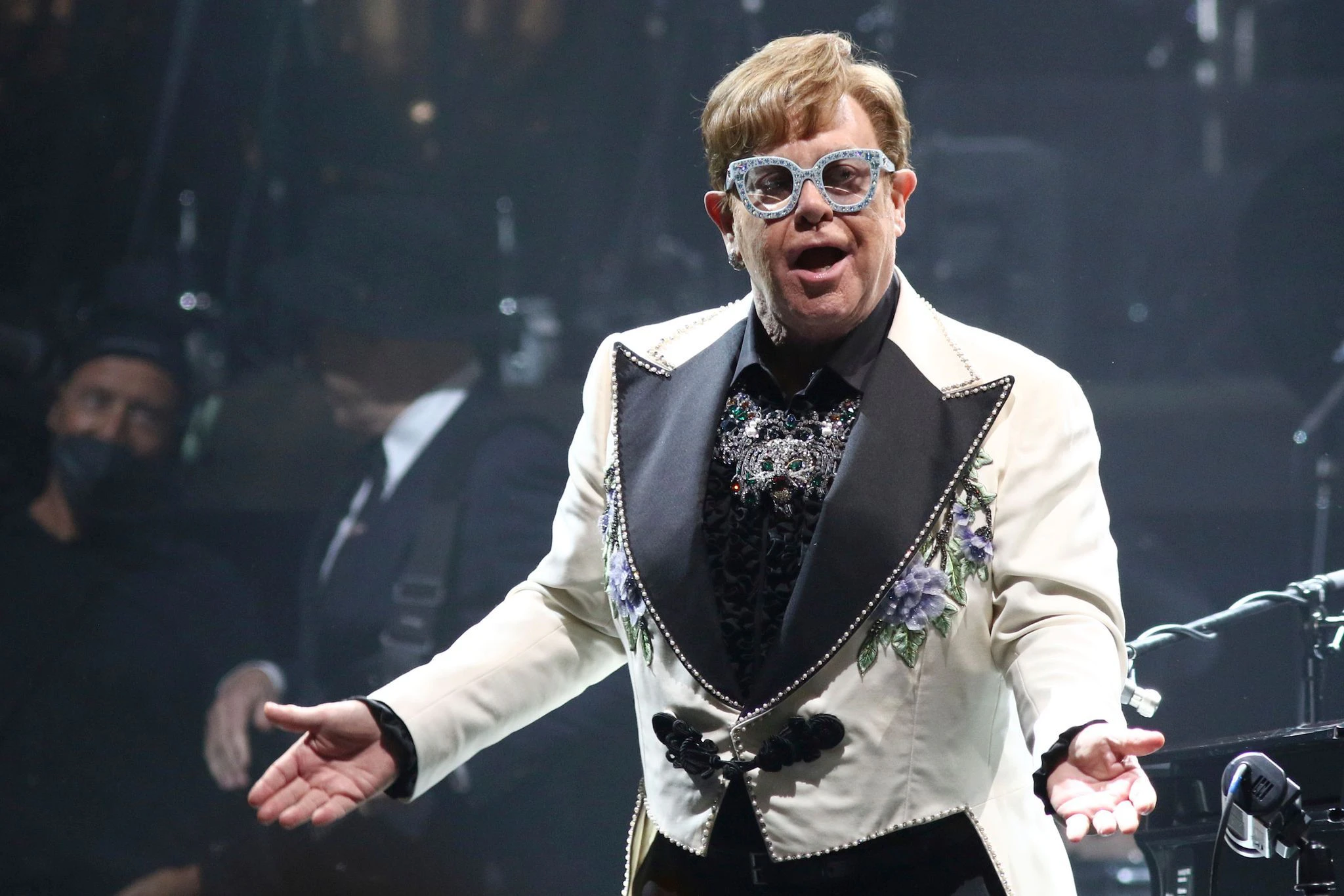 ARCHIV - Sir Elton John im Madison Square Garden bei seiner Farewell Yellow Brick Road Tour.  