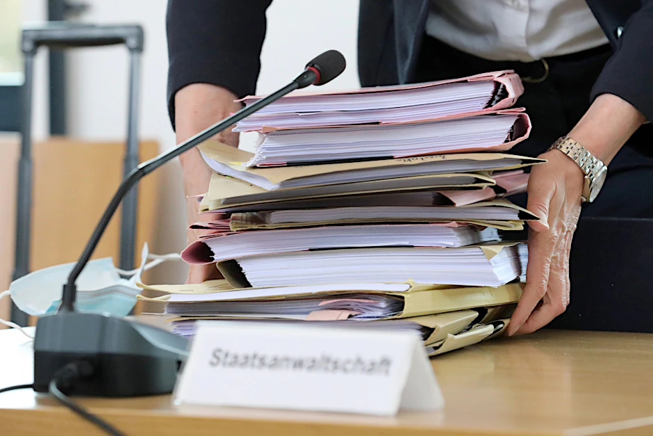 Vor Beginn eines Prozesses werden Akten auf den Tisch der Staatsanwaltschaft gelegt. (Symbolbild)