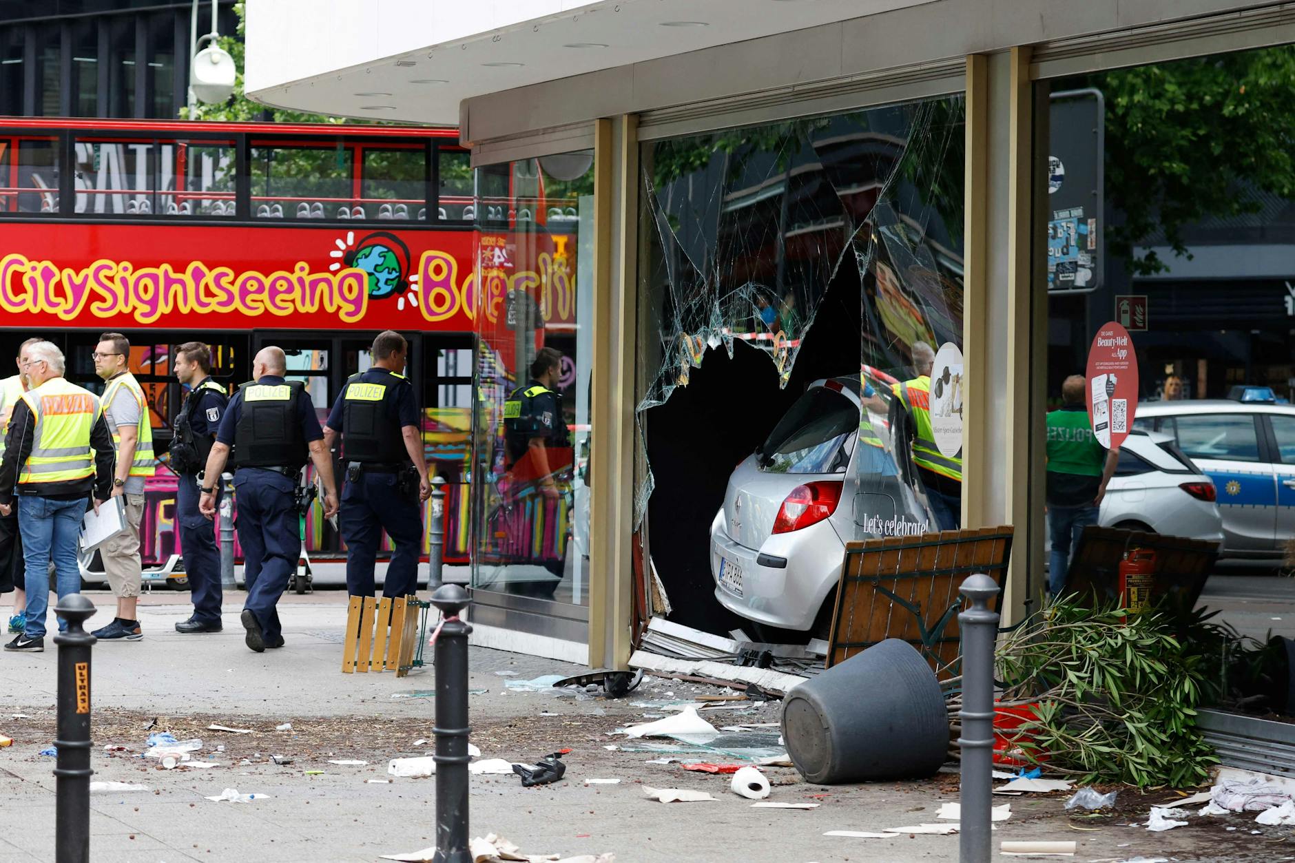 Das Auto des Täters, ein Renault Clio, am Ende der Amokfahrt im Douglas-Store an der Tauentzienstraße.