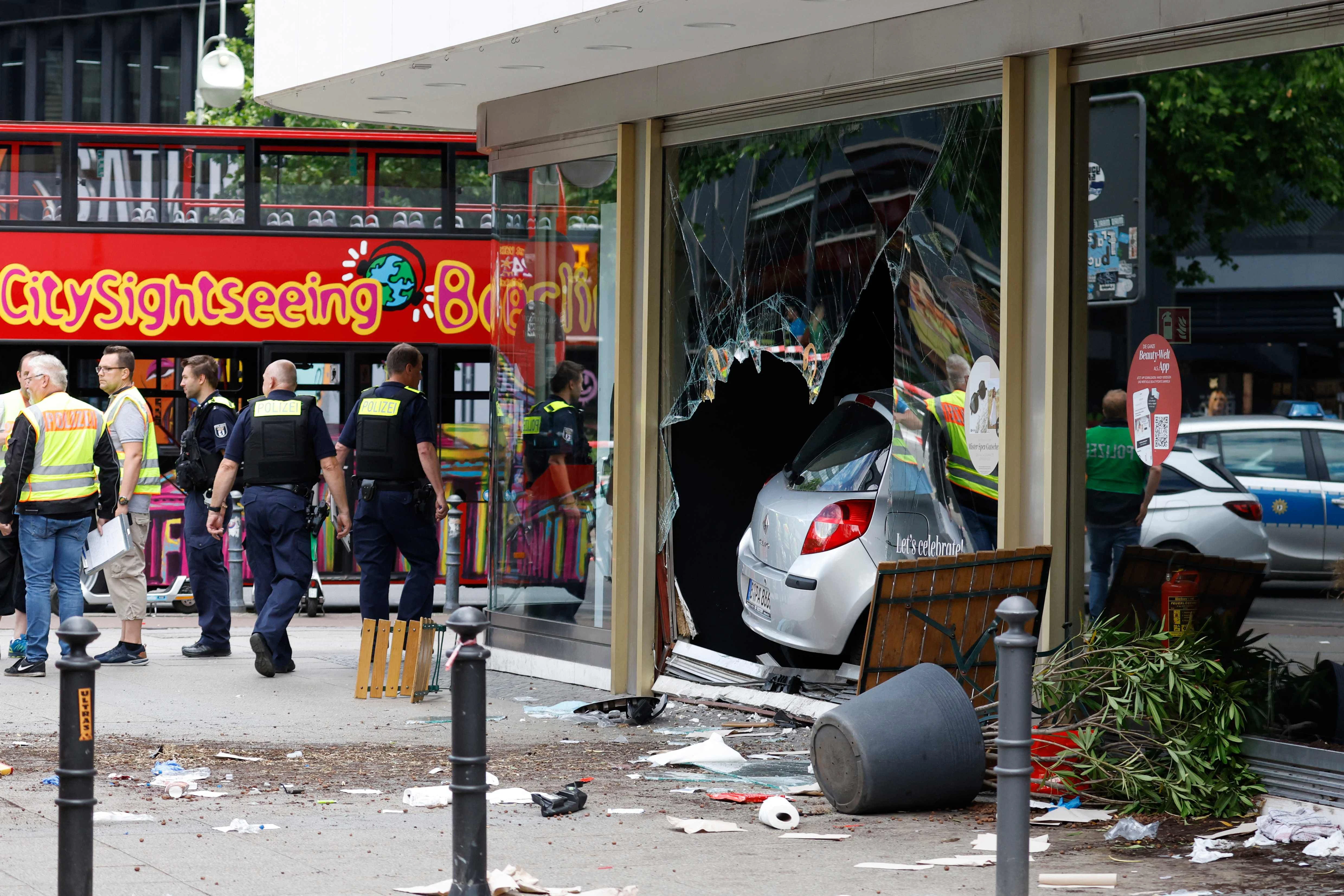 Das Auto des Täters, ein Renault Clio, am Ende der Amokfahrt im Douglas-Store an der Tauentzienstraße.