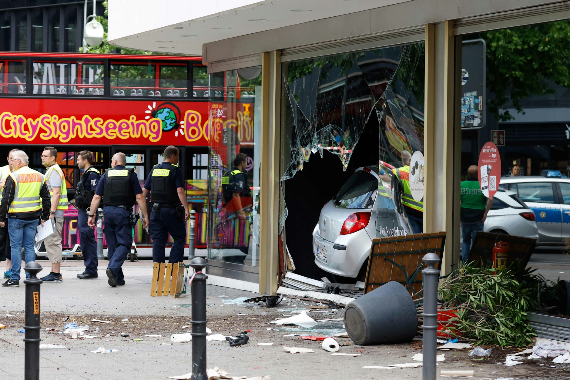 Das Auto des Täters, ein Renault Clio, am Ende der Amokfahrt im Douglas-Store an der Tauentzienstraße.