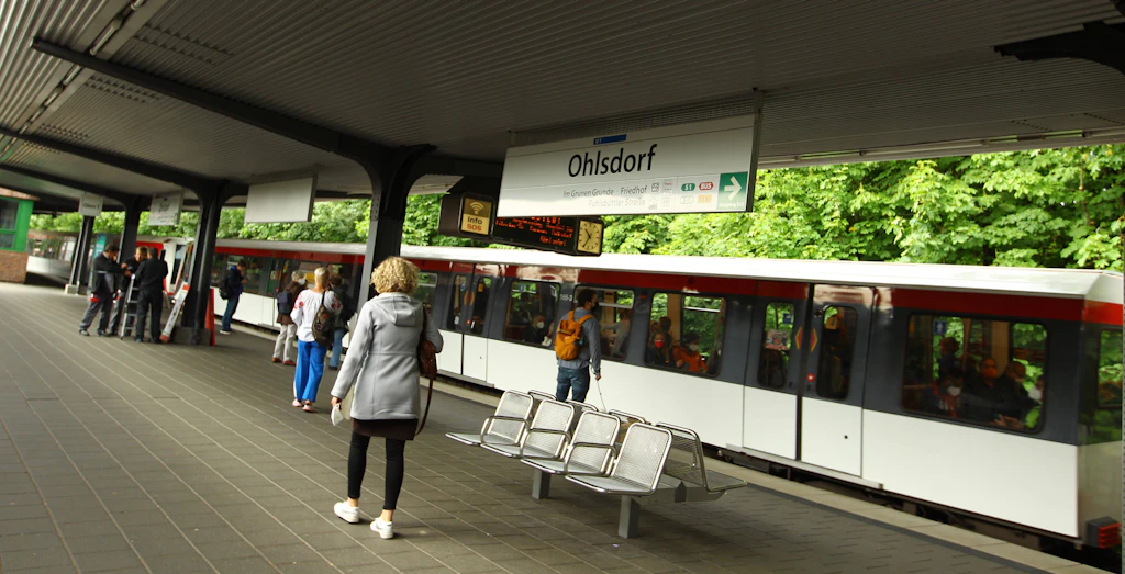 Hamburger S-Bahnhof: Radfahrer wird vor Zug gestoßen und stirbt
