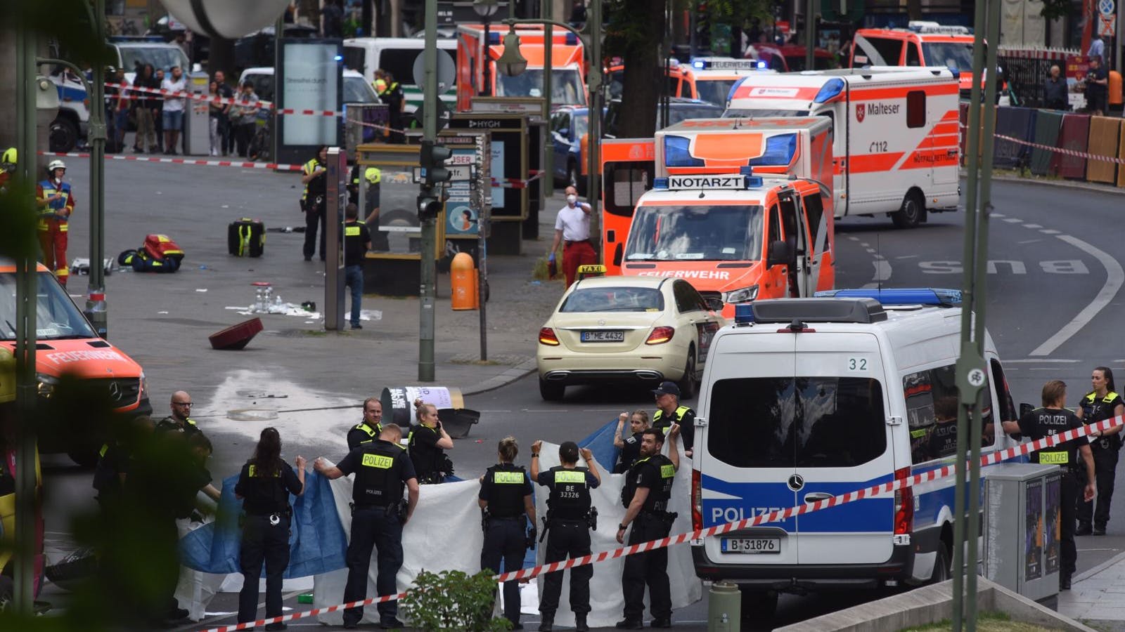 Berlin-Charlottenburg: Zahlreiche Fahrzeuge von Polizei und Feuerwehr sind im Einsatz.
