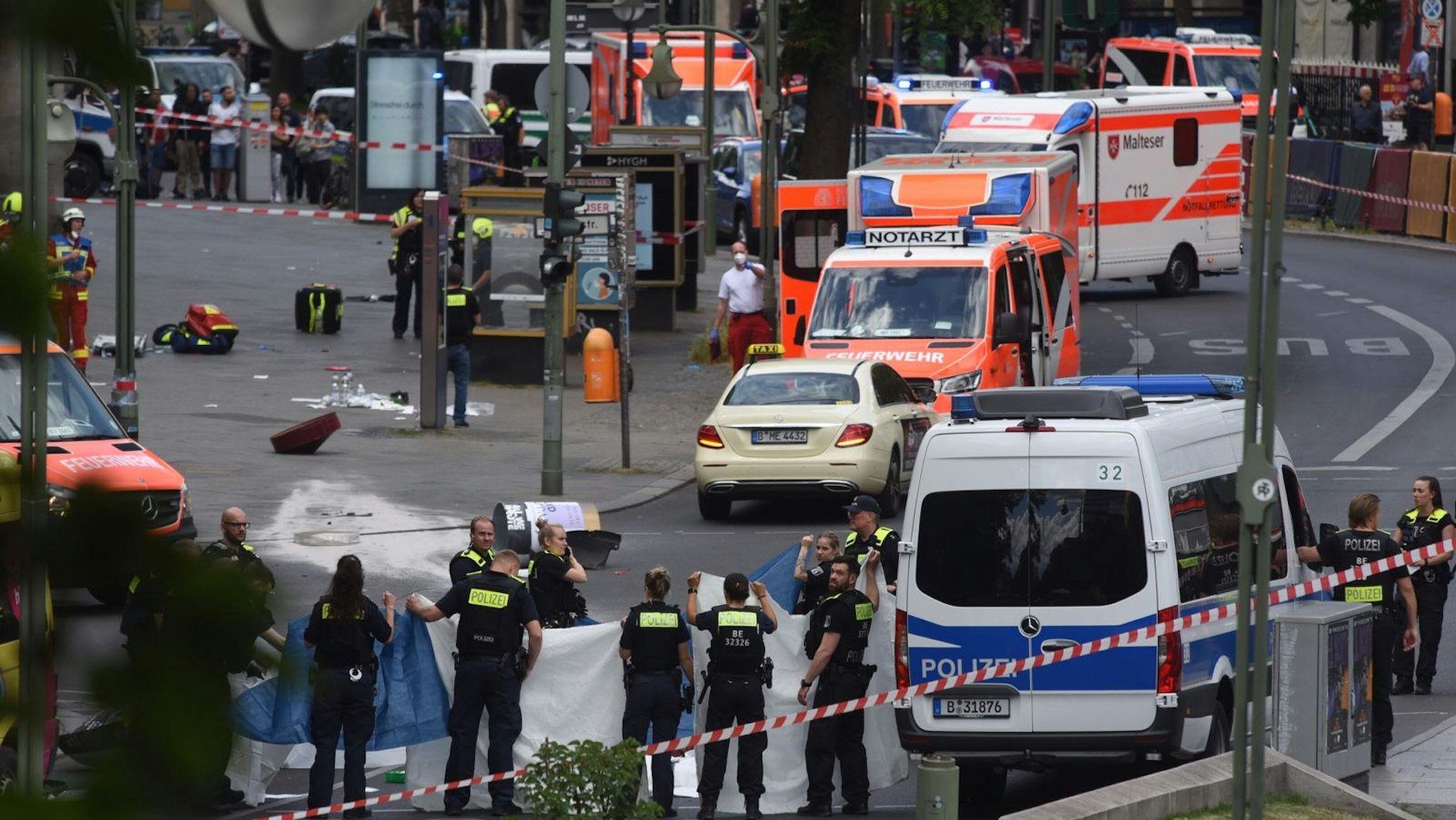 Berlin-Charlottenburg: Zahlreiche Fahrzeuge von Polizei und Feuerwehr sind im Einsatz.