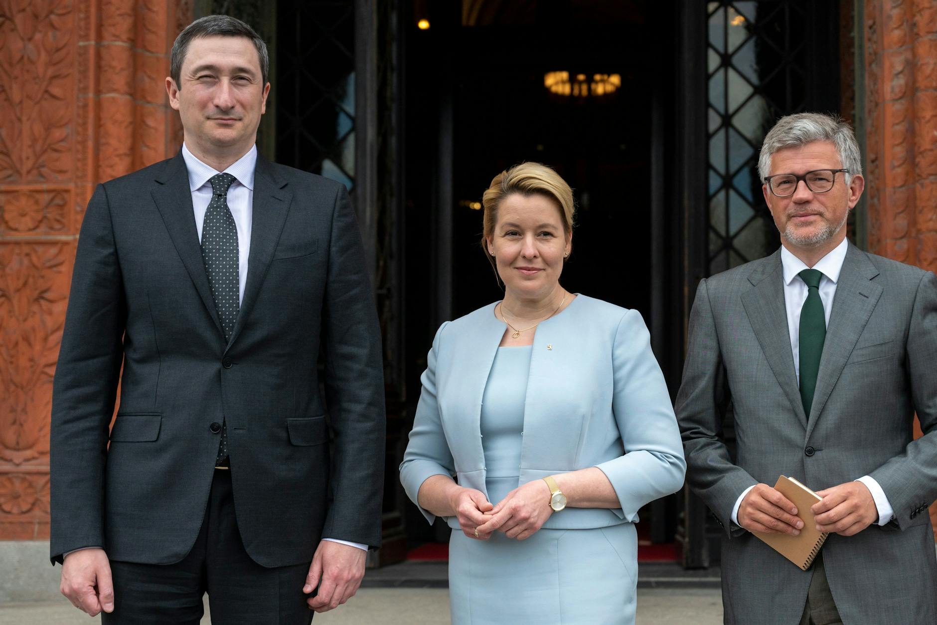 Franziska Giffey (SPD, M), Regierende Bürgermeisterin von Berlin, empfängt Oleksij Tschernyschow (l), Minister für regionale Entwicklung in der Ukraine und Sondergesandter des ukrainischen Präsidenten, und Andrij Melnyk, Botschafter der Ukraine in Deutschland, zu Gesprächen im Roten Rathaus.