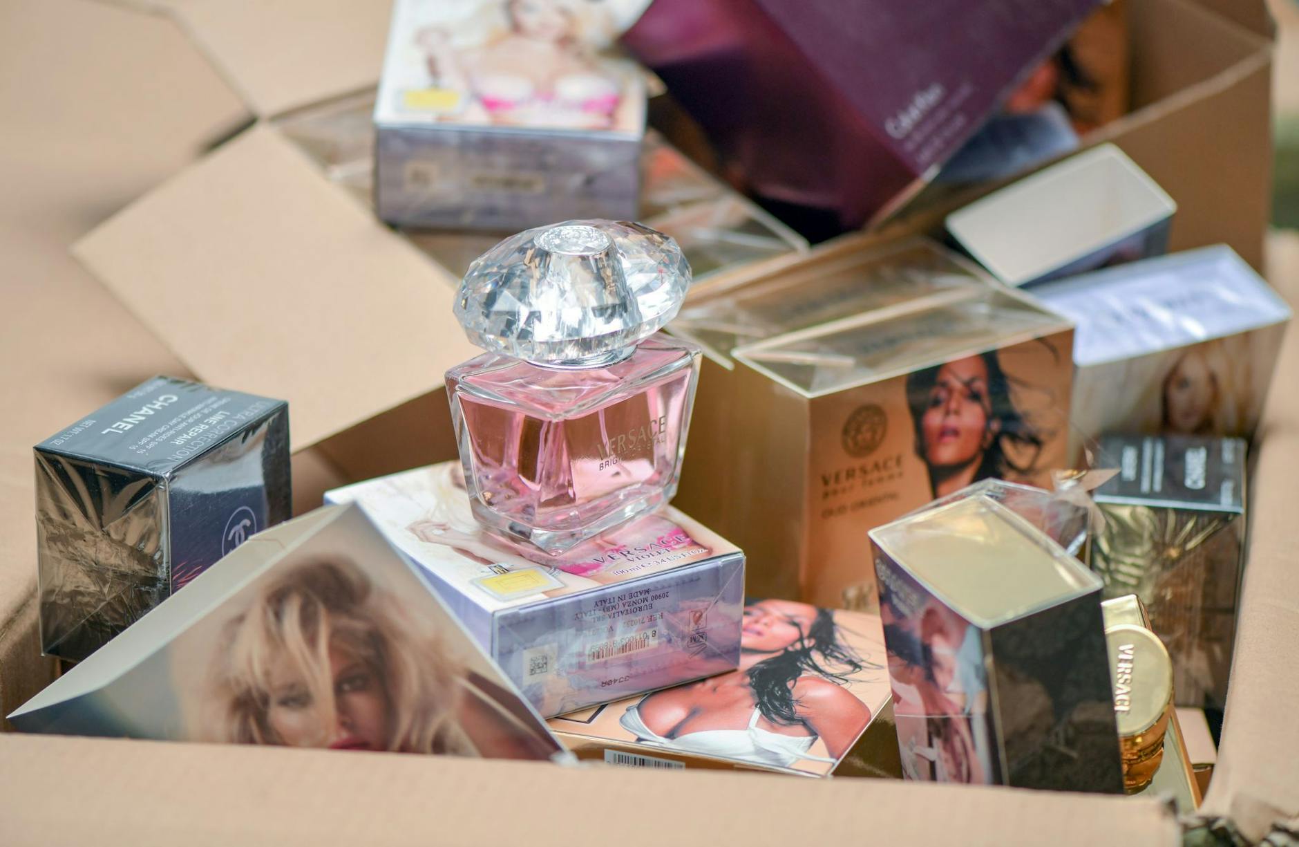 ARCHIV - In einer Aservatenhalle des Hauptzollamtes Frankfurt (Oder) stehen Kartons voller gefälschter Parfüms und Kosmetik namhafter Marken. a