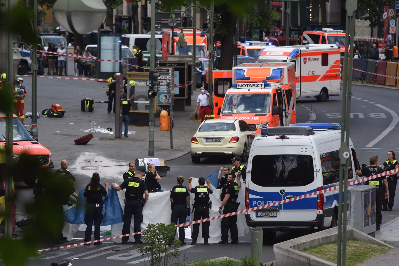 Berlin-Charlottenburg: Zahlreiche Fahrzeuge von Polizei und Feuerwehr sind im Einsatz.