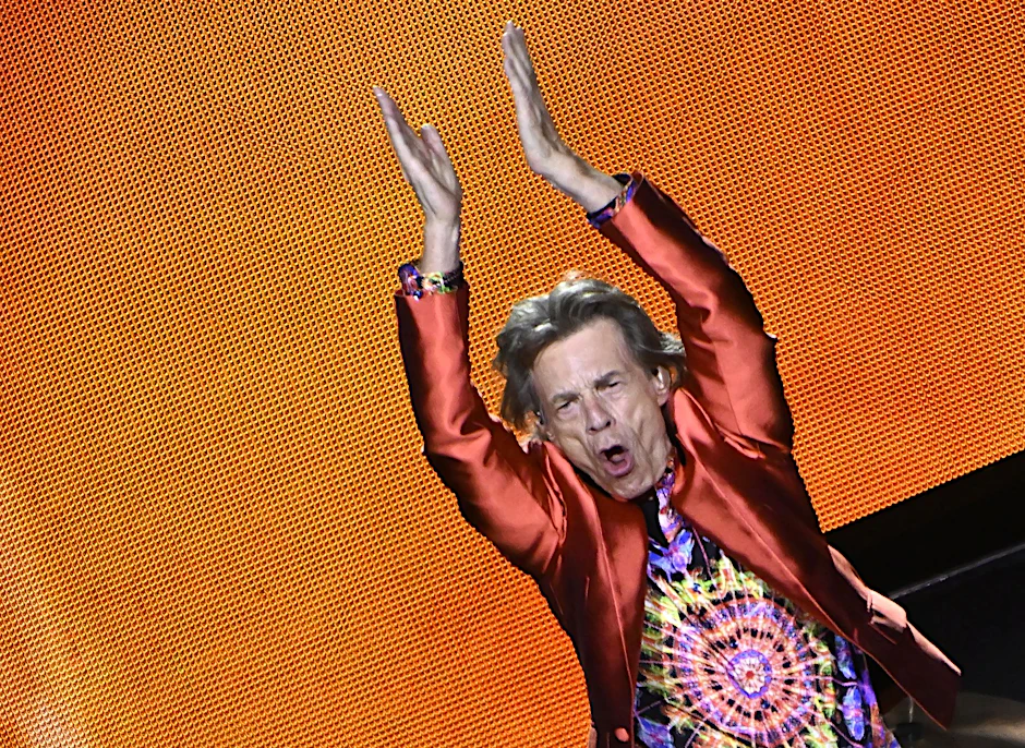 Der Stones-Frontmann Mick Jagger macht Stimmung auf der Bühne in Madrids Wanda Metropolitano Stadion.  