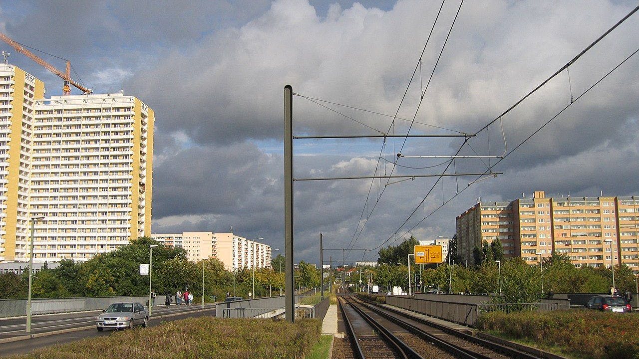 Augen zu und durch: die Allee der Kosmonauten führt von Lichtenberg nach Marzahn.