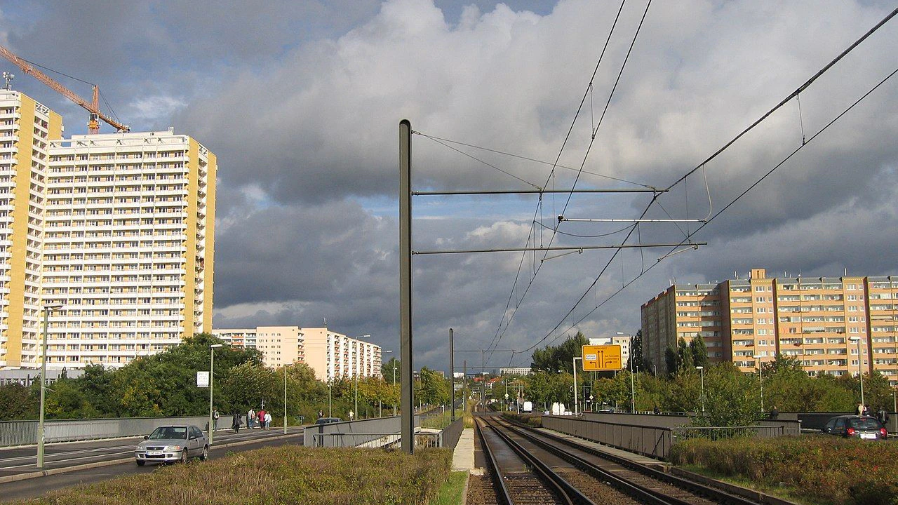 Augen zu und durch: die Allee der Kosmonauten führt von Lichtenberg nach Marzahn.