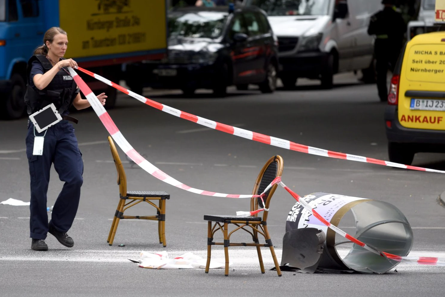 Eine Polizistin sperrt den Einsatzbereich ab.