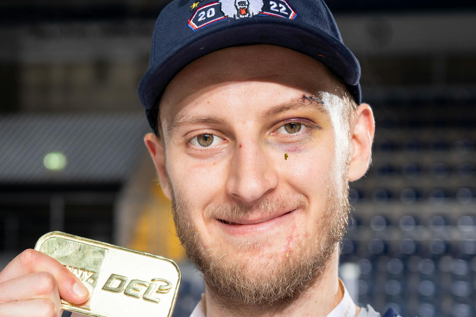 Manuel Wiederer von den Eisbären präsentiert stolz seine Meisterplakette nach der gewonnenen Meisterschaft.