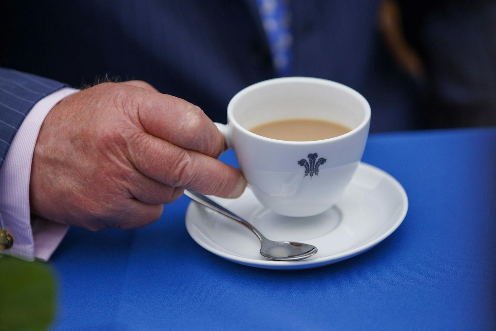 Prinz Charles trinkt eine Tasse Tee mit Milch. A Wire/dpa
