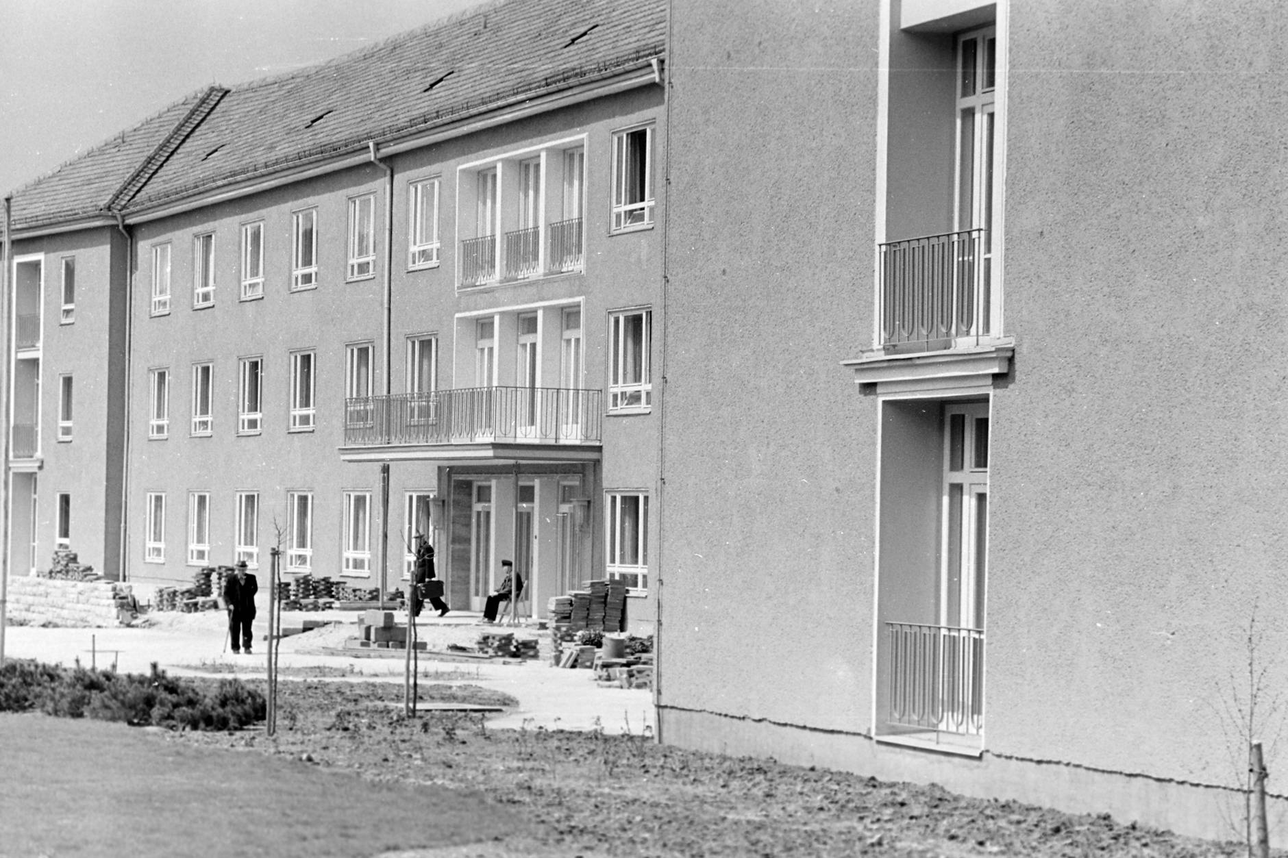 Früher grau, heute mau: die Ostseestraße im Jahr 1955.