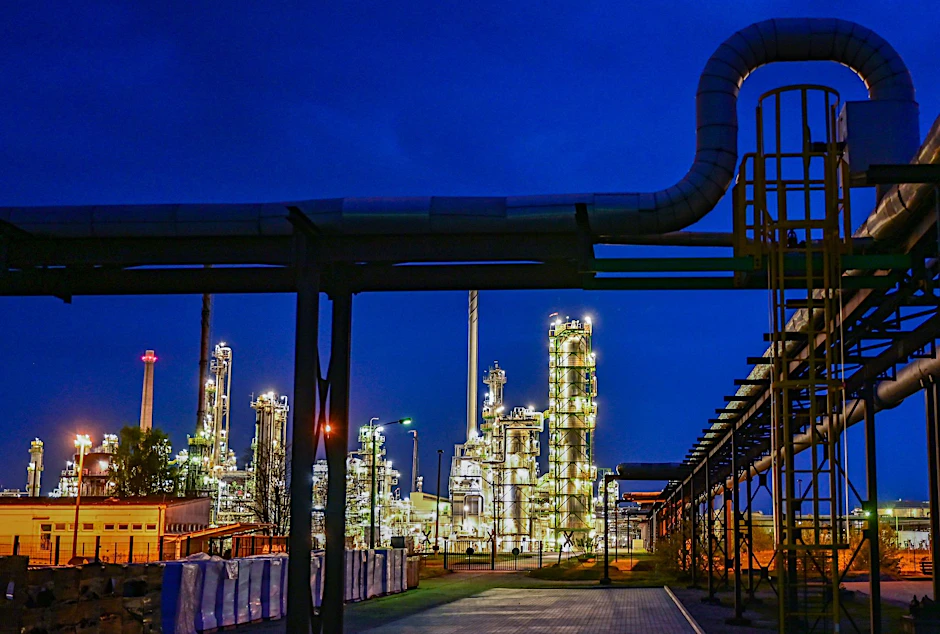 ARCHIV - Die Anlagen der Erdölraffinerie auf dem Industriegelände der PCK-Raffinerie GmbH werden beleuchtet.  