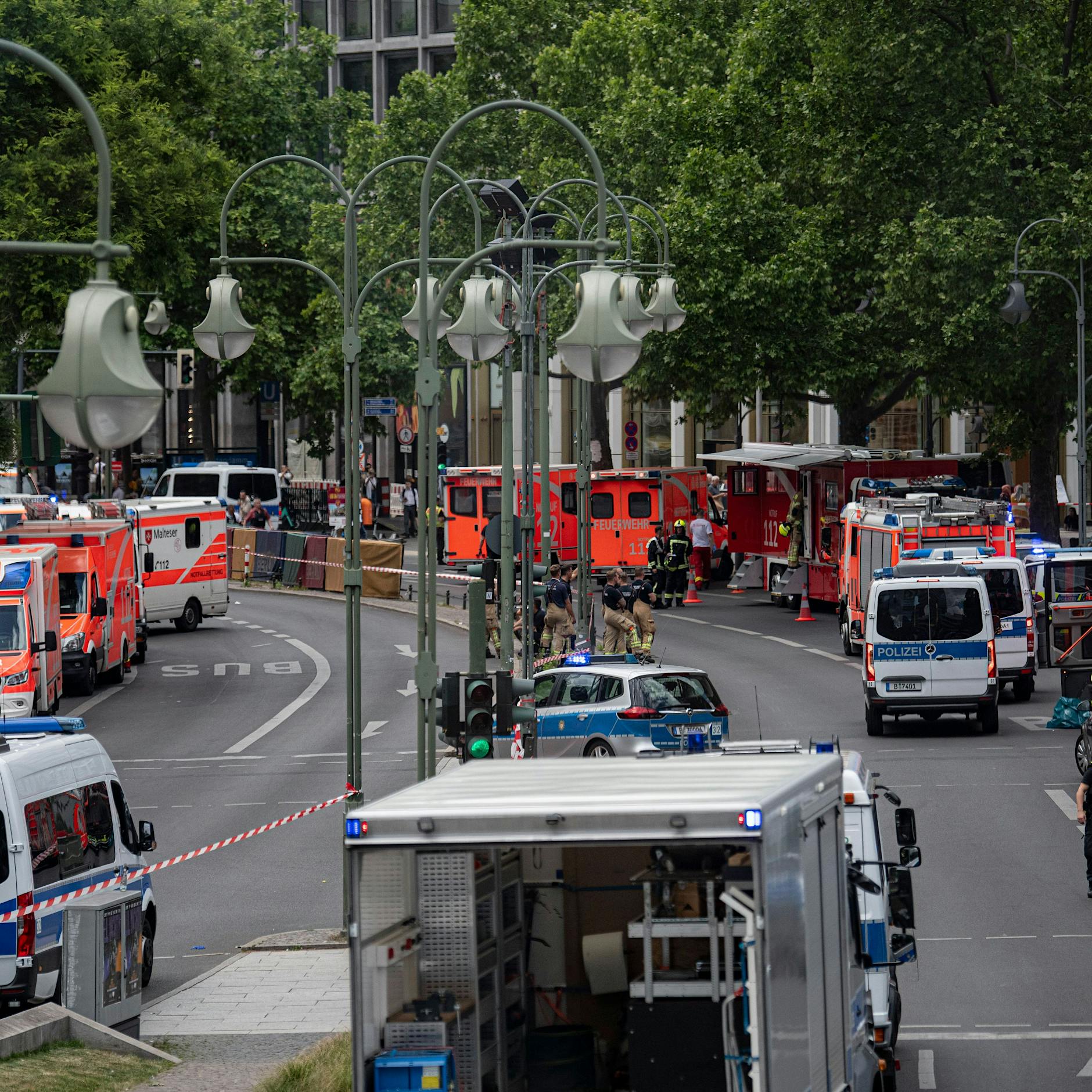 Horror in Berlin: SEK-Einsatz in Totraser-Wohnung +++ Auto gezielt in Menschengruppe gesteuert +++ Eine Frau stirbt, 20 verletzt, mehrere in Lebensgefahr +++ Rätsel um „Bekennerschreiben“!