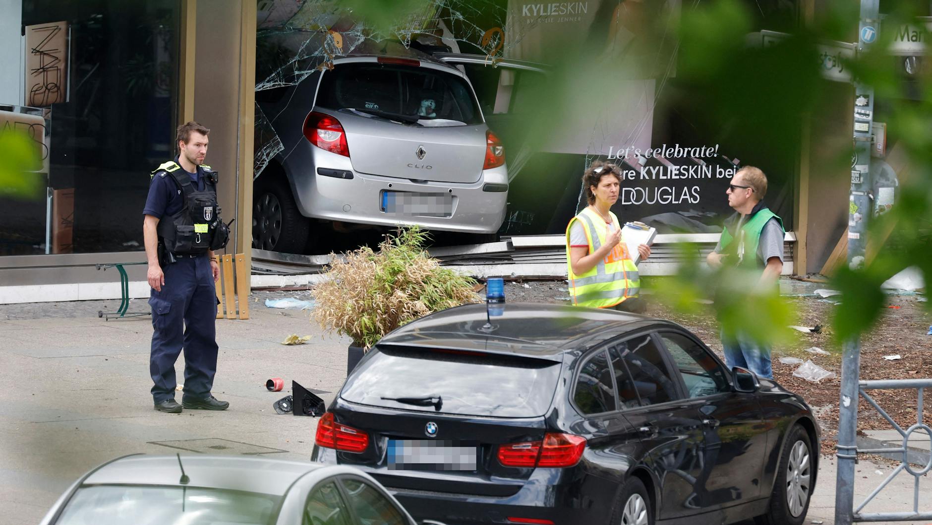 Die Chaos-Fahrt des Autos endete in einem Schaufenster.