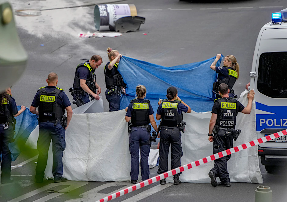 Schreckliches Bild: Hier starb die Lehrerin der Schulklasse aus Hessen. Polizisten schützen den Leichnam vor den Blicken der Passanten mit einer Plane.