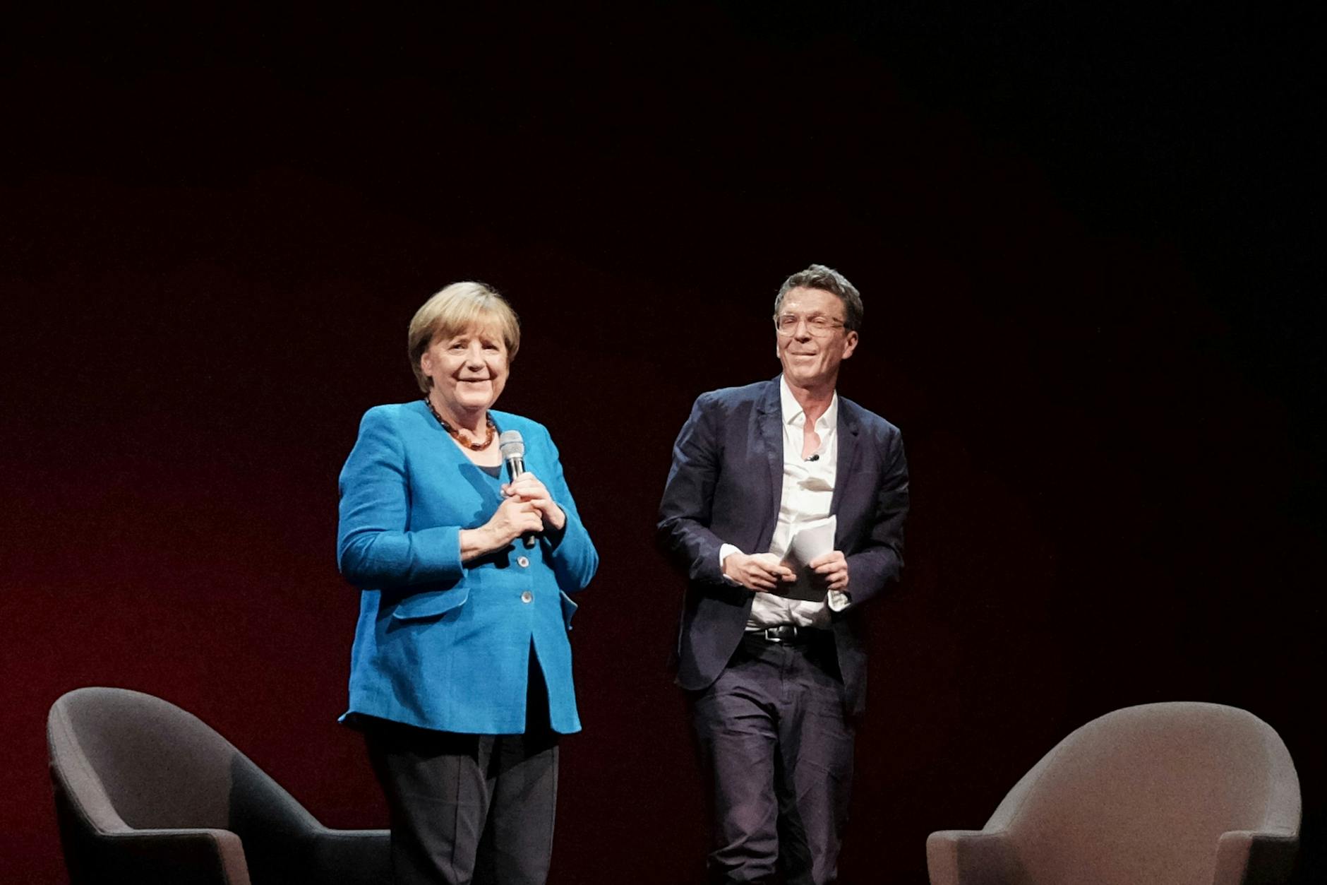 Zwei Ostdeutsche auf einer Bühne mit Ost-Geschichte: Angela Merkel und Alexander Osang im Berliner Ensemble.