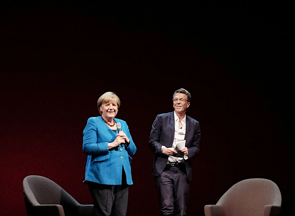 Zwei Ostdeutsche auf einer Bühne mit Ost-Geschichte: Angela Merkel und Alexander Osang im Berliner Ensemble.