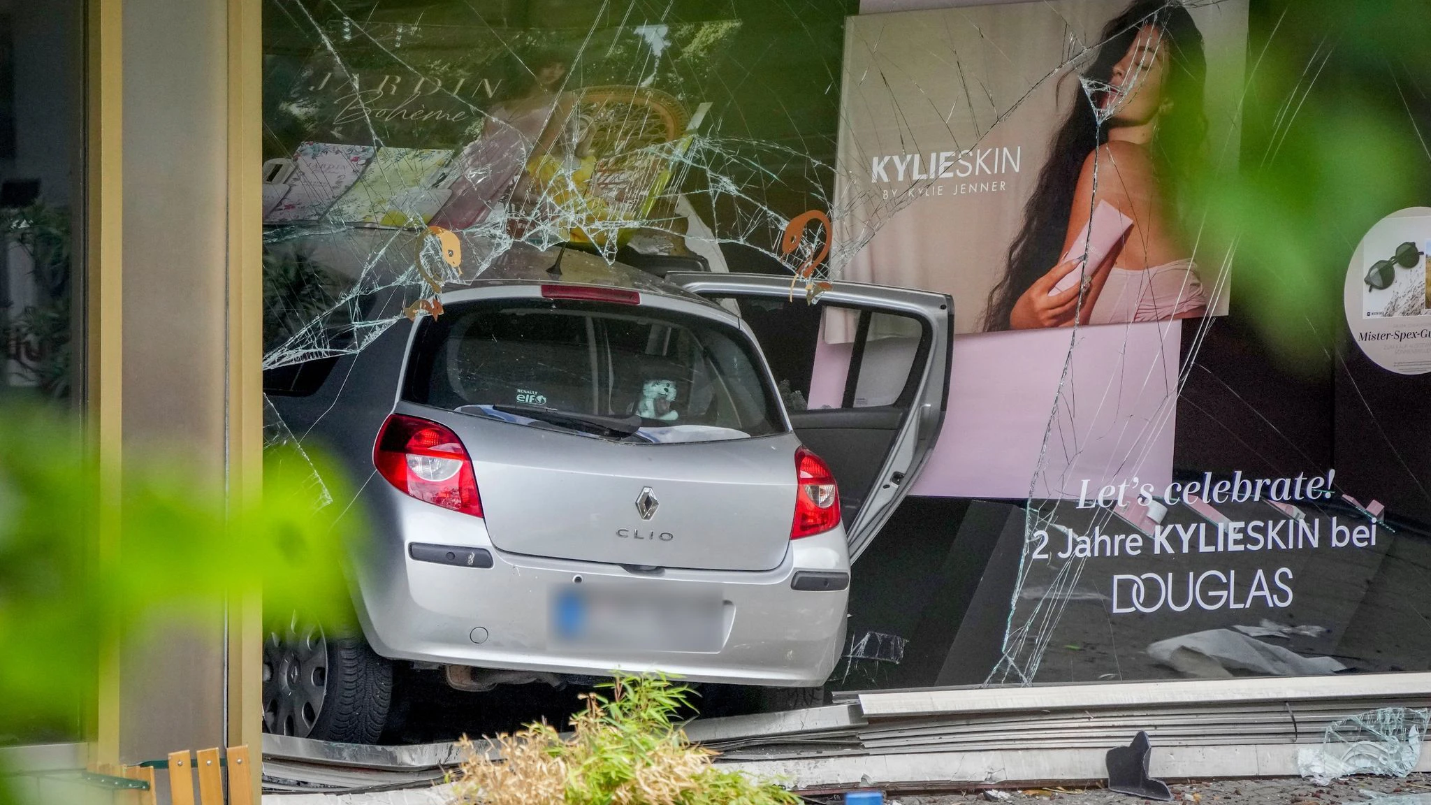 Berlin-Charlottenburg: Das Fahrzeug kam nach der tödlichen Fahrt im Schaufenster einer Filiale der Parfümerie-Kette Douglas zum Stehen.