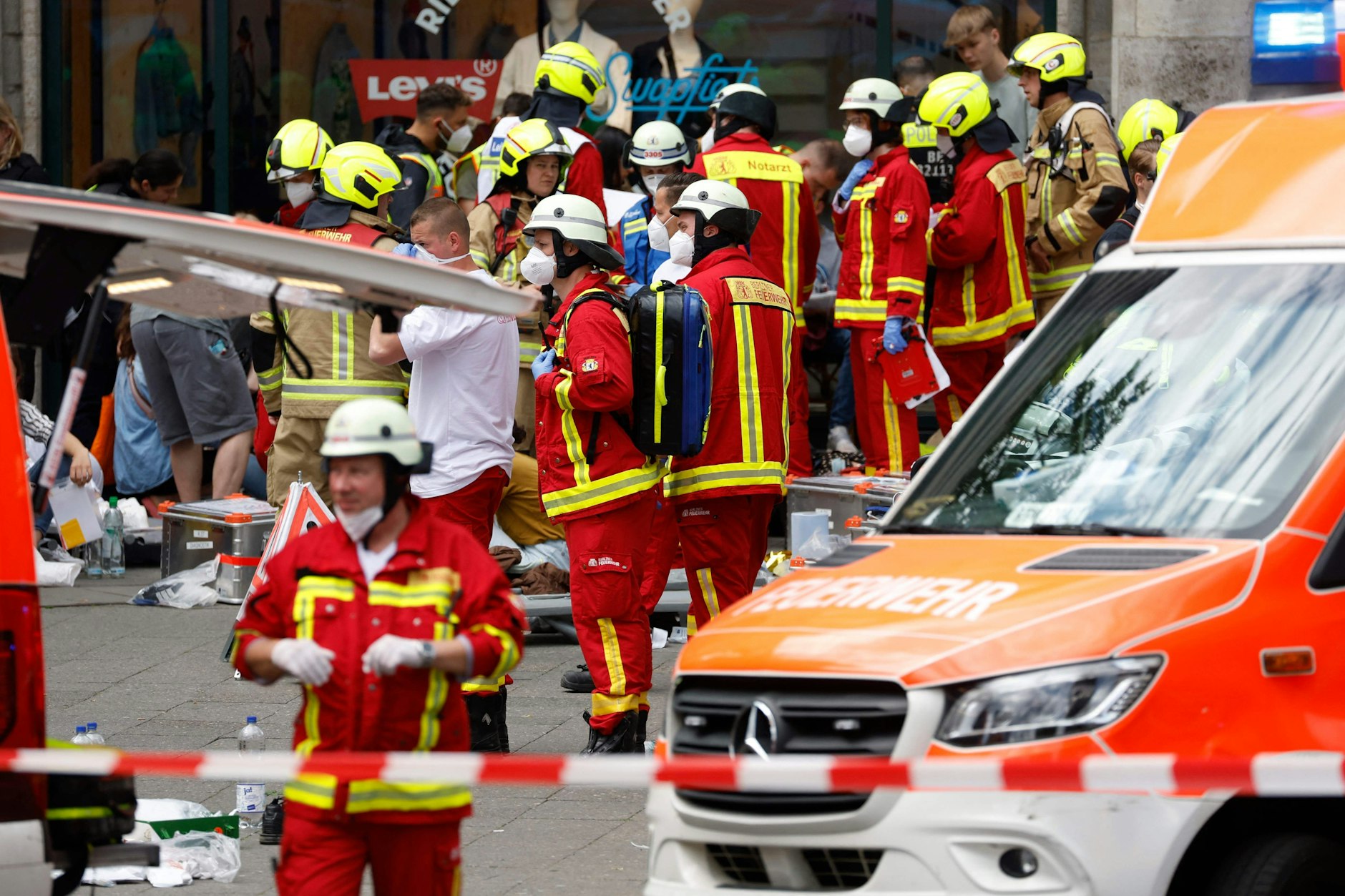 Einsatzkräfte versorgen Verletzte an der Ecke Rankestraße/ Ku`damm.
