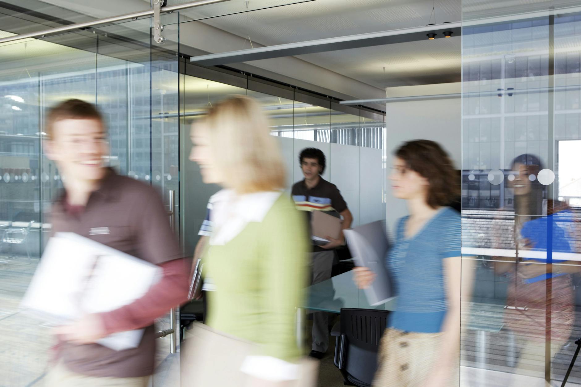 Im Büro gibt es echte Schreibtische. Und Menschen!