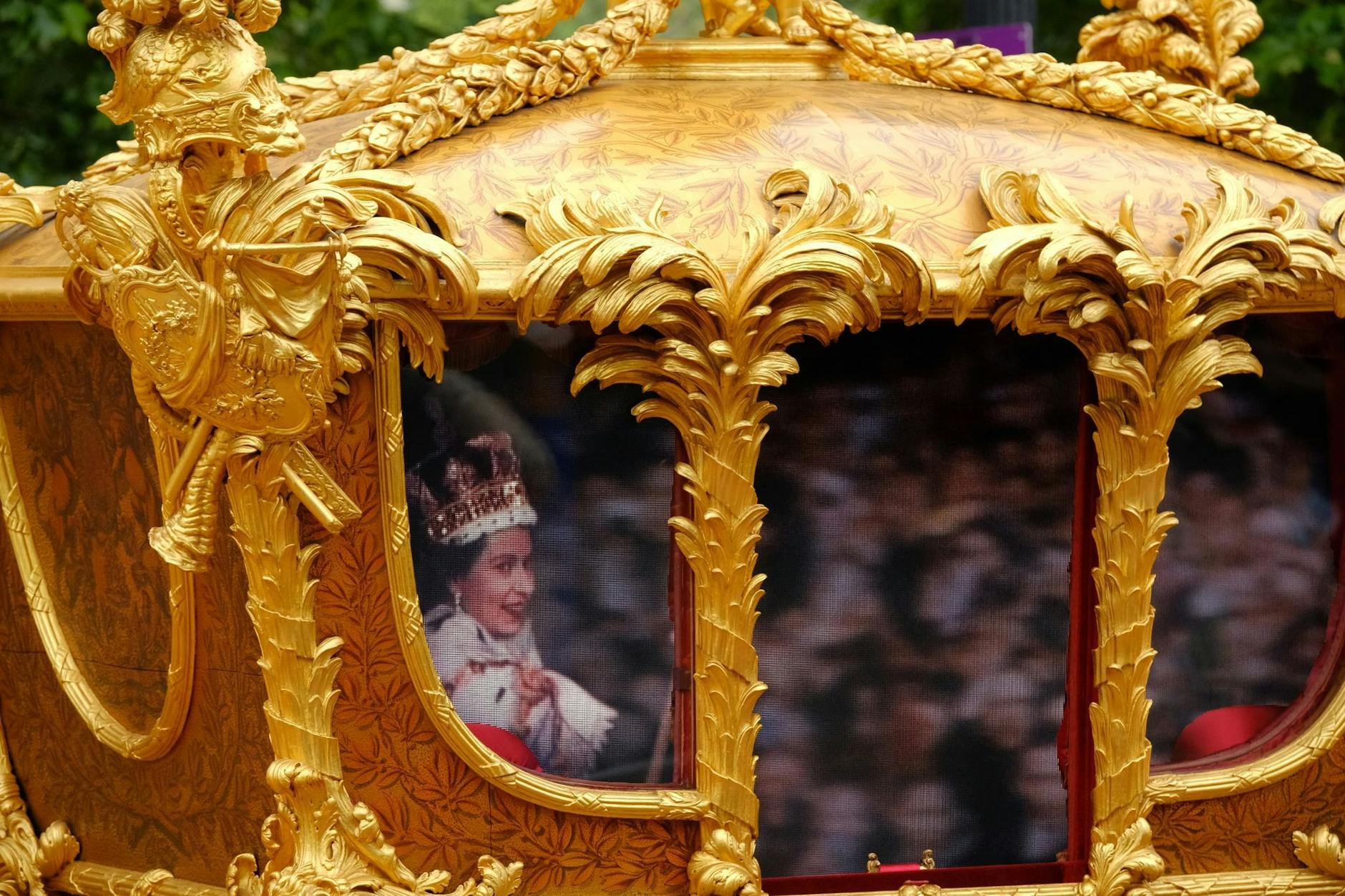 Angeführt wurde die «Jubilee Pageant» von der Goldenen Staatskutsche - samt Hologramm der Queen darin.