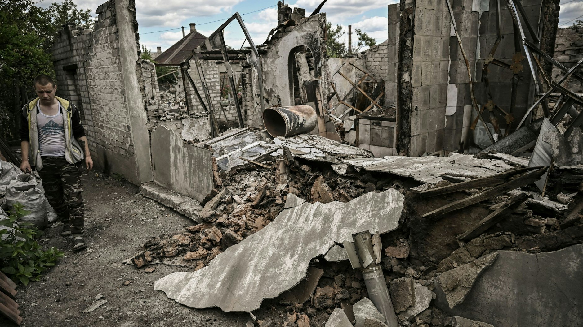 Ein Einwohner der ukrainischen Stadt Lysychansk schaut sich sein zerstörtes Haus an.