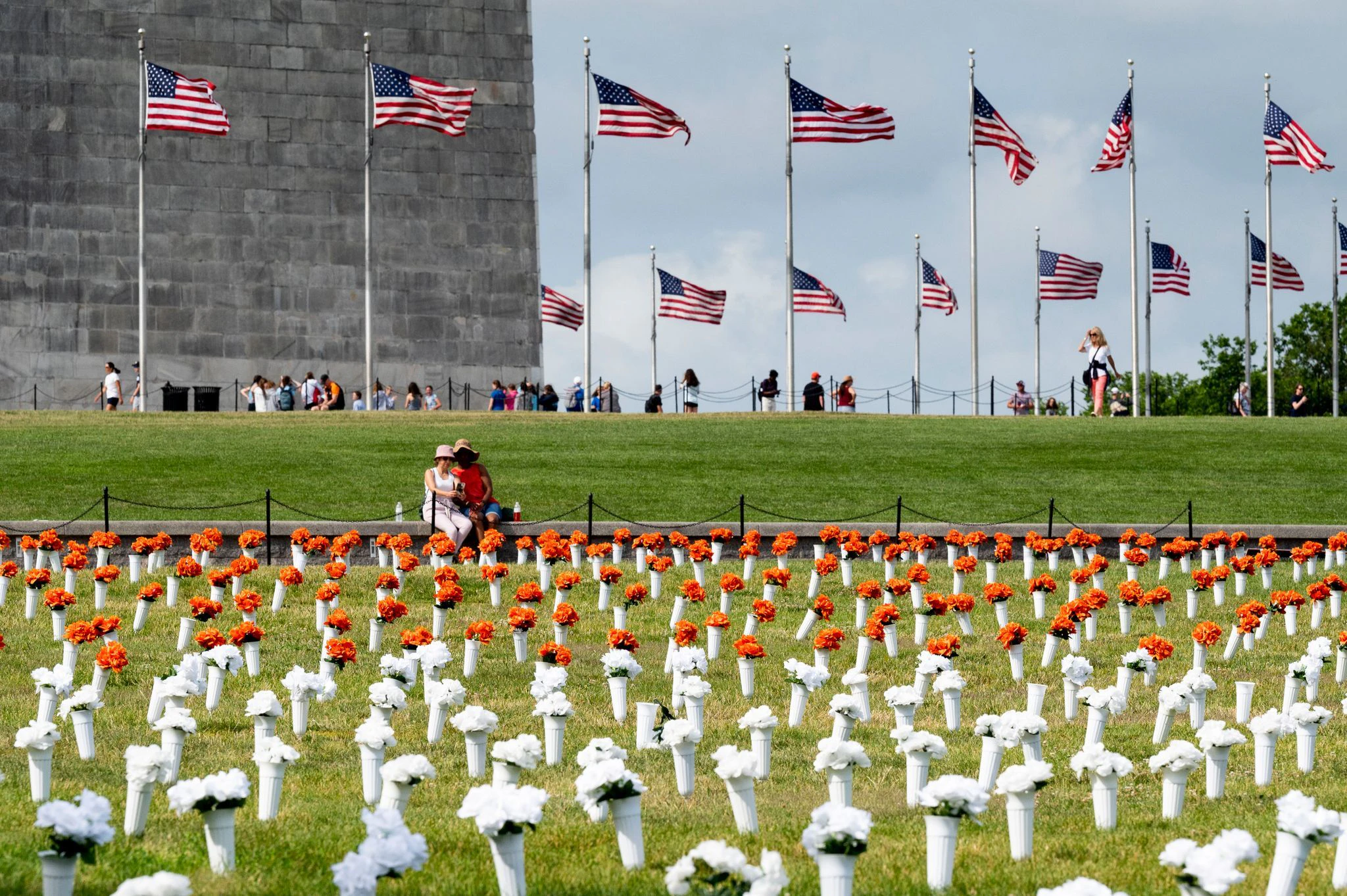 In Washington wird das National Gun Violence Memorial eingeweiht. Die Blumen stehen für die Zahl der Amerikaner, die jedes Jahr durch Waffengewalt sterben.  re/dpa