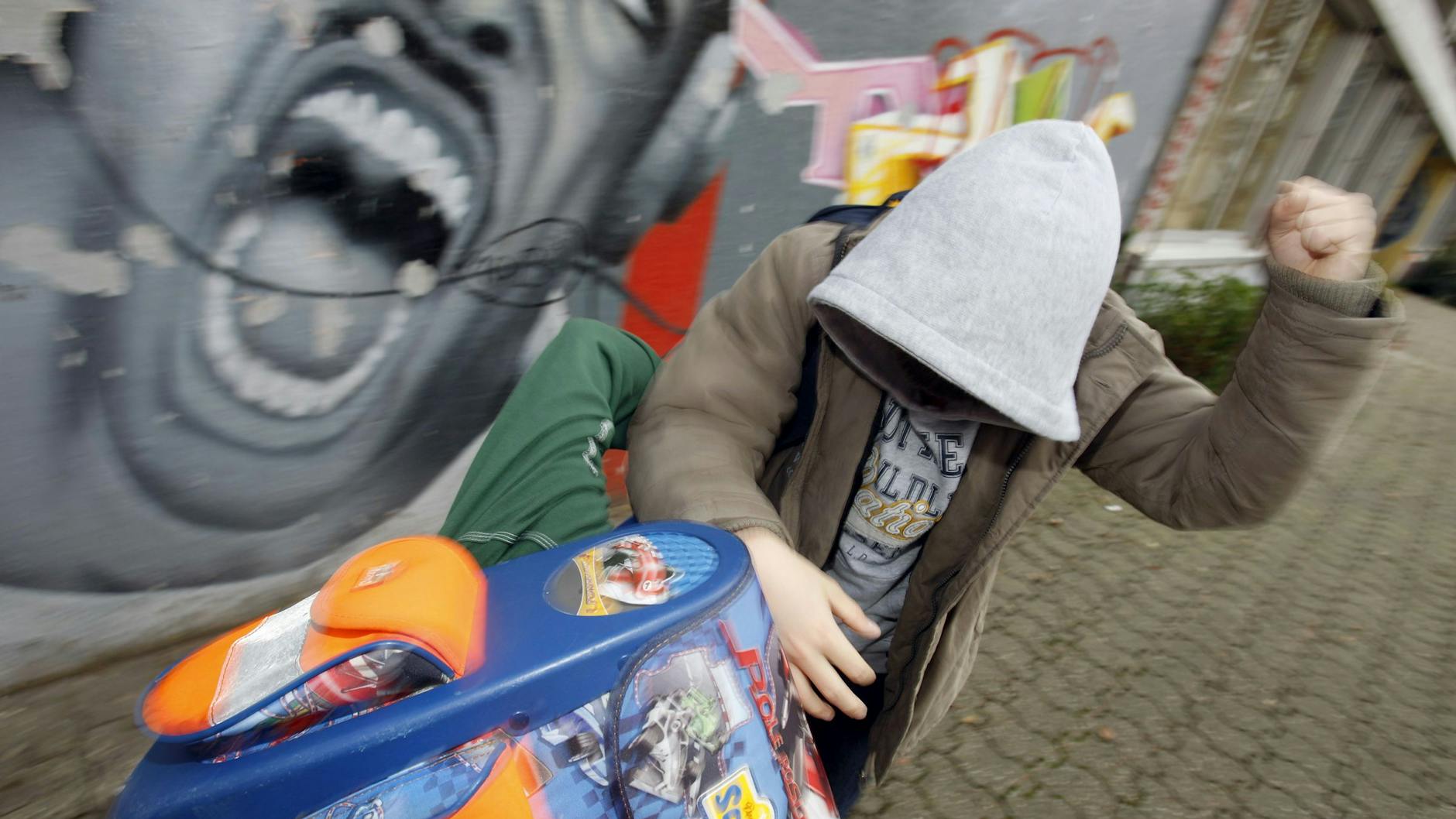 Zwei Schüler prügeln sich auf dem Schulhof.