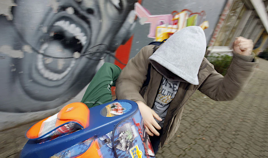 Zwei Schüler prügeln sich auf dem Schulhof.