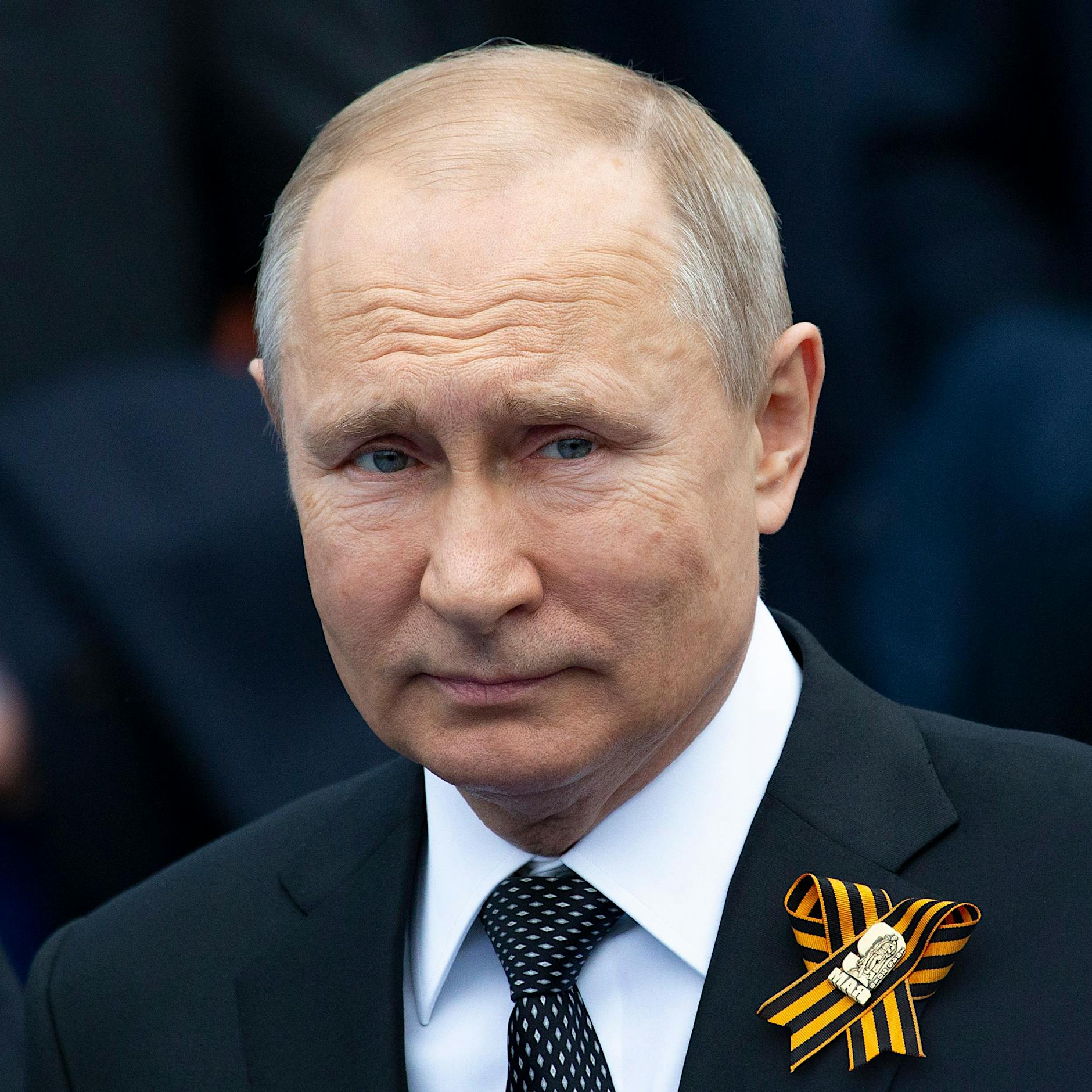 Die Russen unterstützen Wladimir Putin immer mehr und wollen: den Sieg