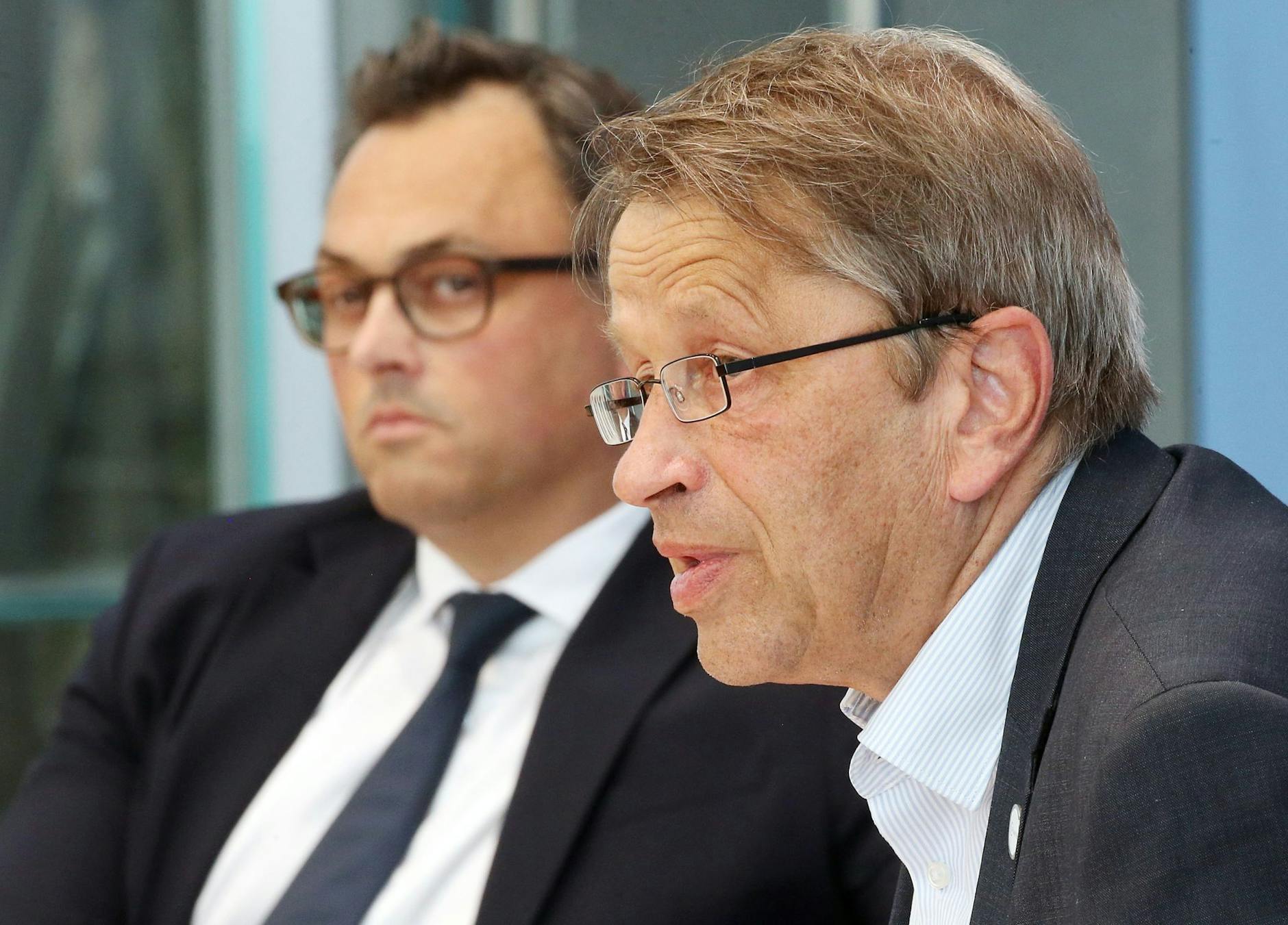 Christian Karagiannidis (l), ARDS und ECMO Zentrum Köln-Merheim, und Heyo Kroemer, Vorsitzender des Corona-ExpertInnenrats und Vorstandsvorsitzender der Charité - Universitätsmedizin Berlin, nehmen an einer Pressekonferenz teil.