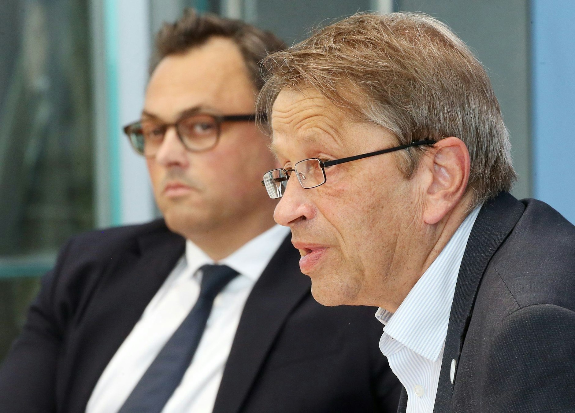 Christian Karagiannidis (l), ARDS und ECMO Zentrum Köln-Merheim, und Heyo Kroemer, Vorsitzender des Corona-ExpertInnenrats und Vorstandsvorsitzender der Charité - Universitätsmedizin Berlin, nehmen an einer Pressekonferenz teil.  
