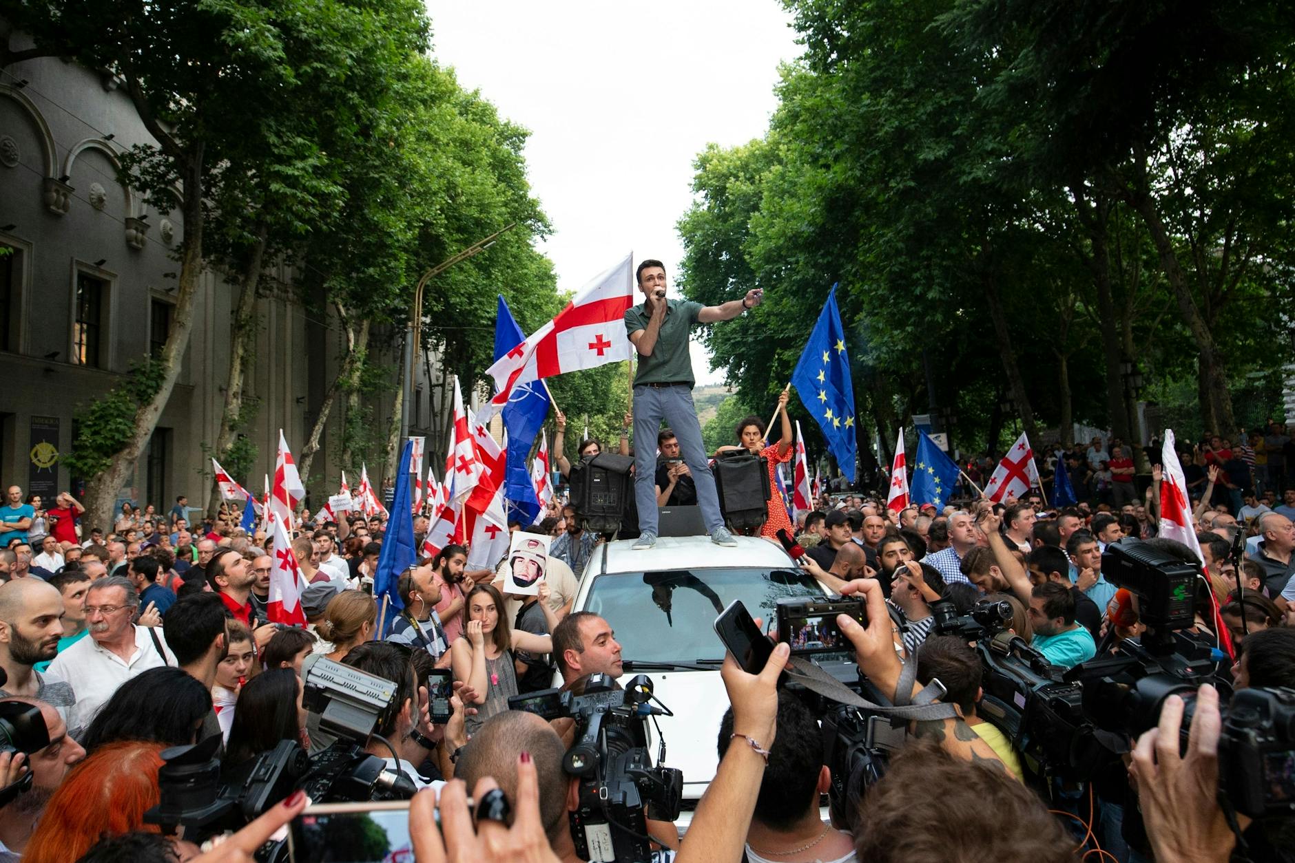 Demonstranten protestieren vor dem georgischen Parlamentsgebäude.