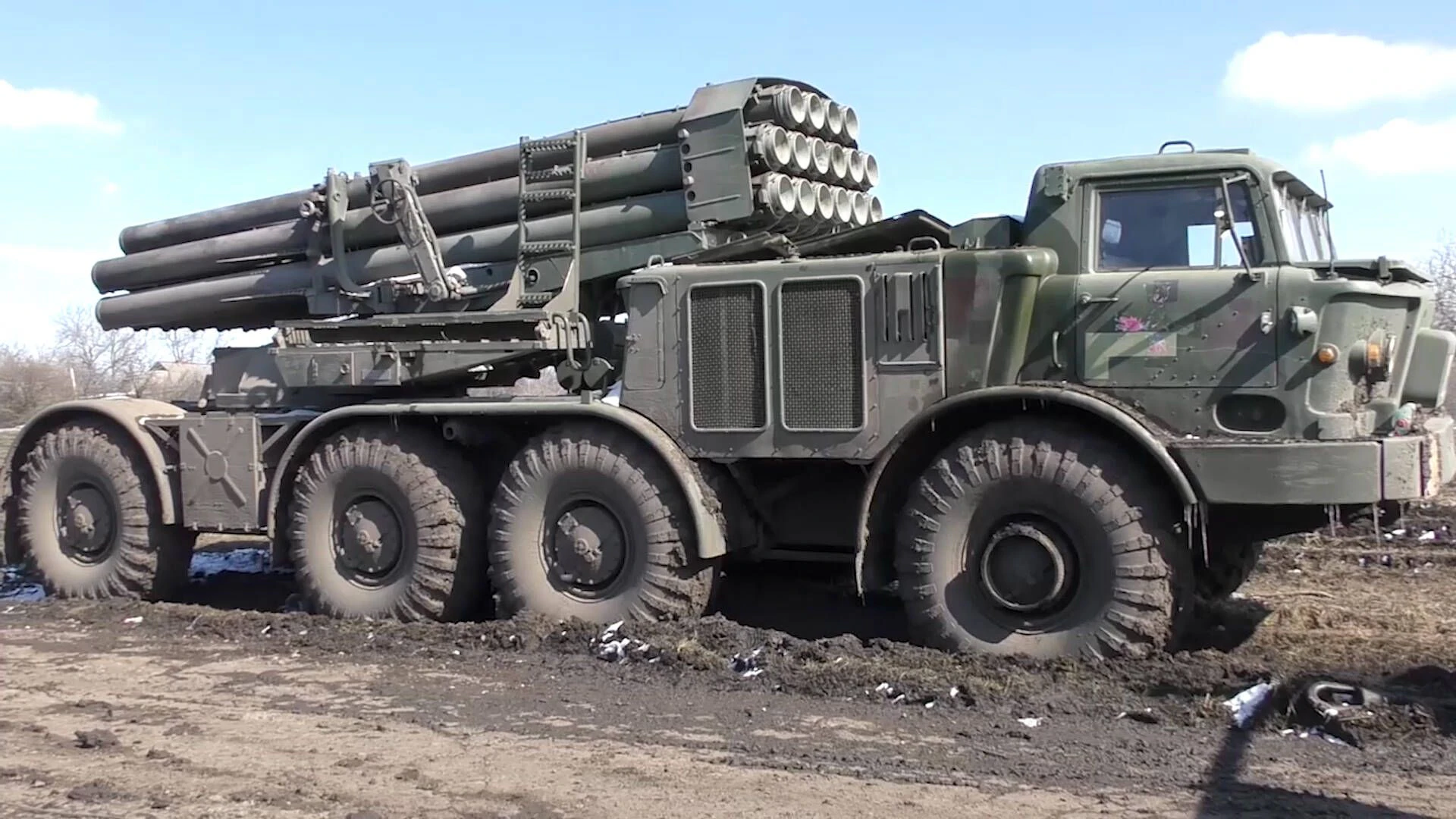 Ein erbeutetes MLRS Tornado-S der ukrainischen Streitkräfte wird hier angeblich an die Einheiten der Volksrepublik Donezk übergeben.