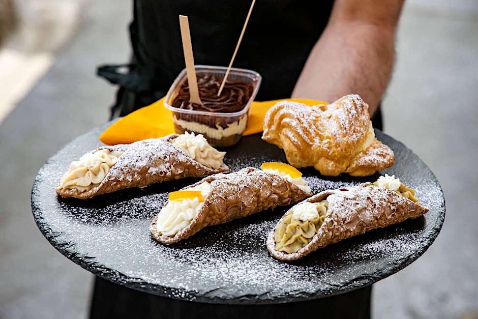 Cannoli, Bigne und Tiramisu: Streetfood ist auch in Italien sehr angesagt. Hier sieht man Kreationen der Bäckerei Kuchen von Gaia in der Markthalle Neun in Kreuzberg.